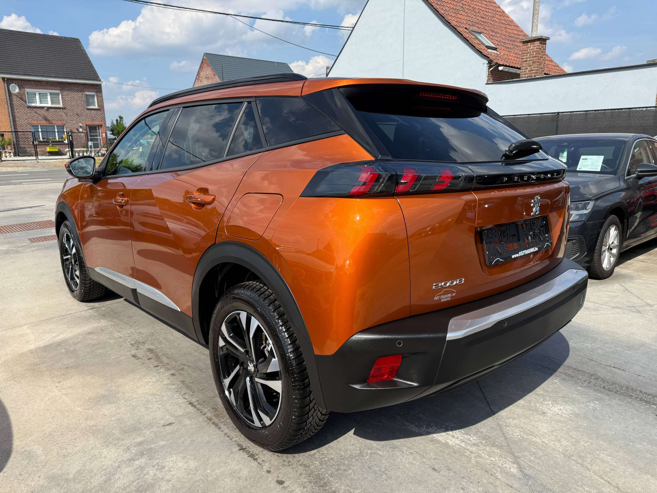 9a90609b-f2e7-47cb-abcc-dad566ed800c7-peugeot-2008-1-2i-allure-navigatie-leder-camera-carplay-full-led-lane-assist.jpg