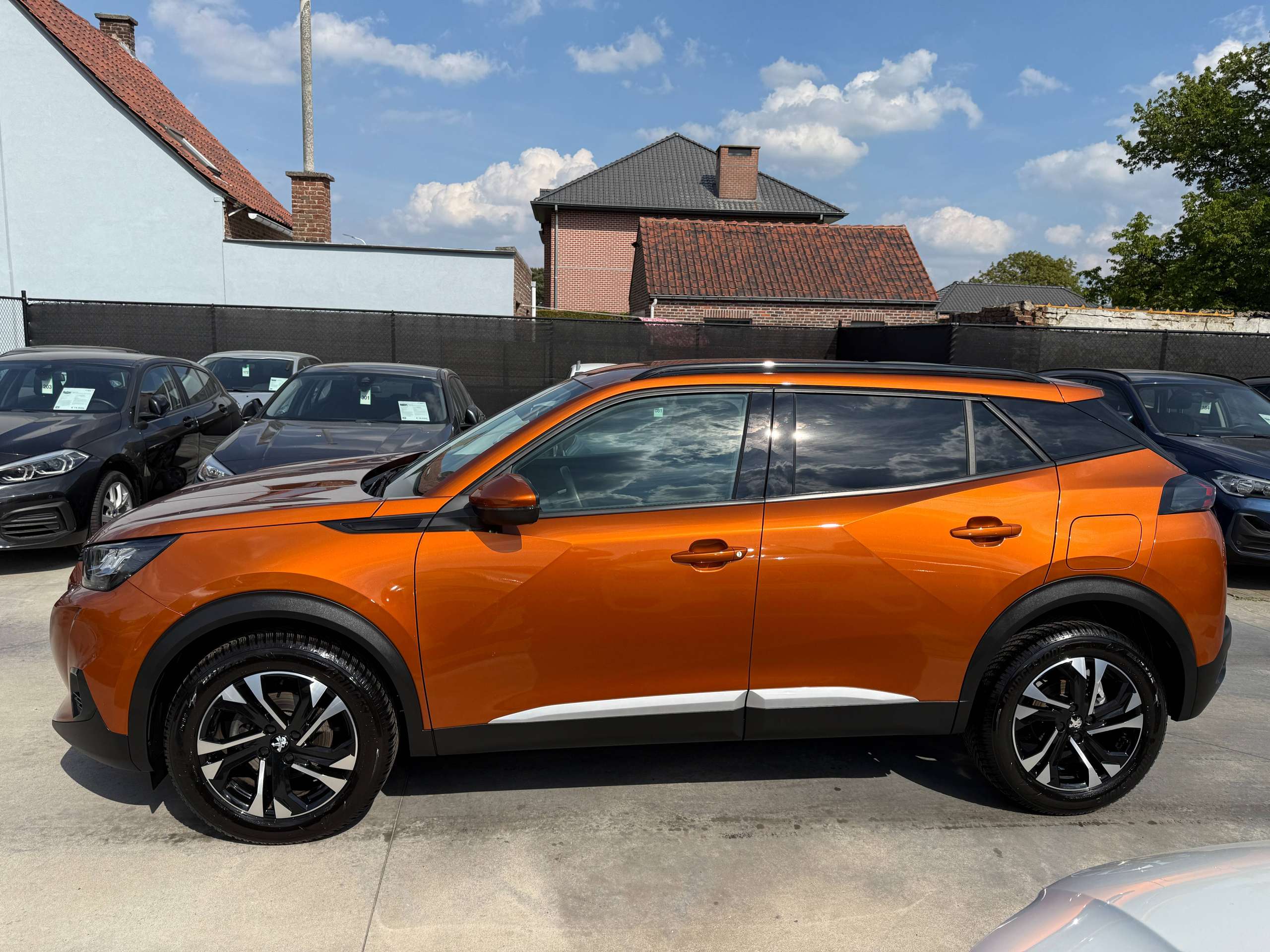 9a90609b-f2e7-47cb-abcc-dad566ed800c8-peugeot-2008-1-2i-allure-navigatie-leder-camera-carplay-full-led-lane-assist.jpg