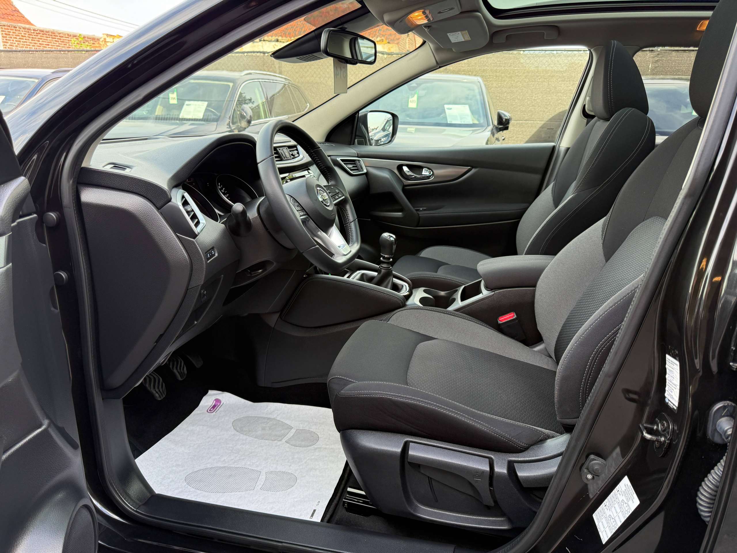 9d910270-d533-4b14-b3a8-8f4938a57df712-nissan-qashqai-1-2i-115pk-navigatie-360-camera-panorama-dak-bluetooth-pdc-led.jpg