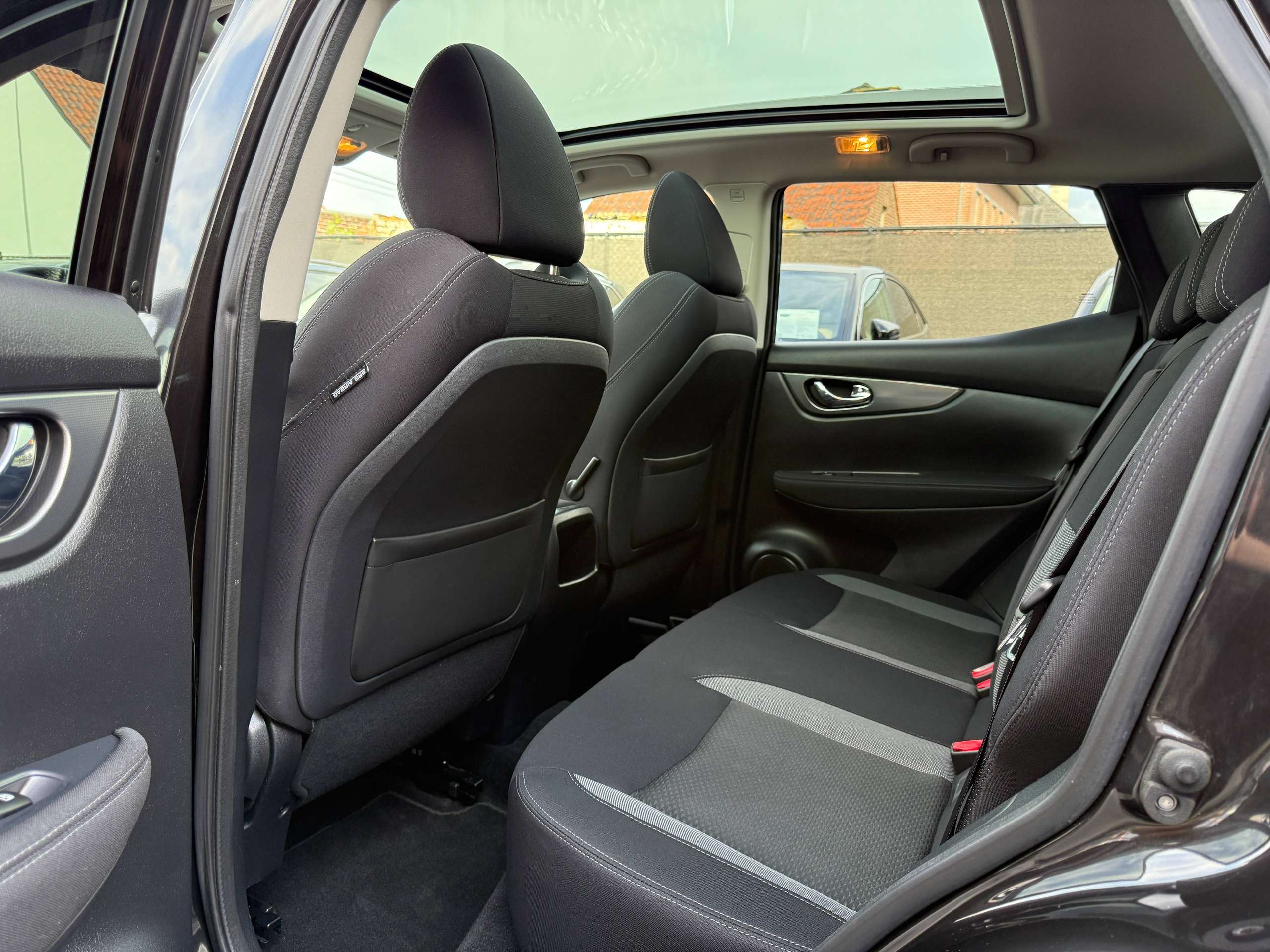 9d910270-d533-4b14-b3a8-8f4938a57df715-nissan-qashqai-1-2i-115pk-navigatie-360-camera-panorama-dak-bluetooth-pdc-led.jpg
