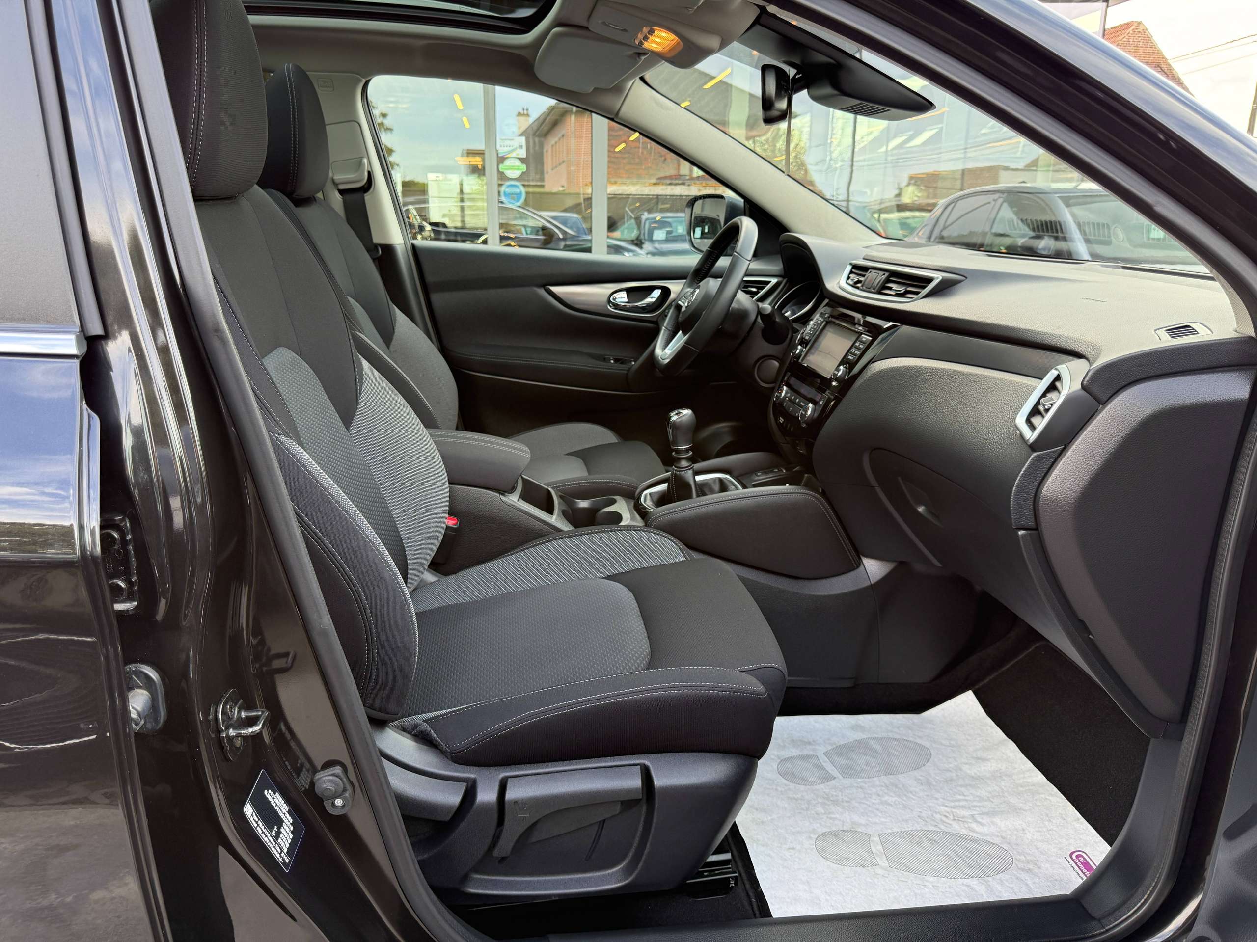 9d910270-d533-4b14-b3a8-8f4938a57df725-nissan-qashqai-1-2i-115pk-navigatie-360-camera-panorama-dak-bluetooth-pdc-led.jpg