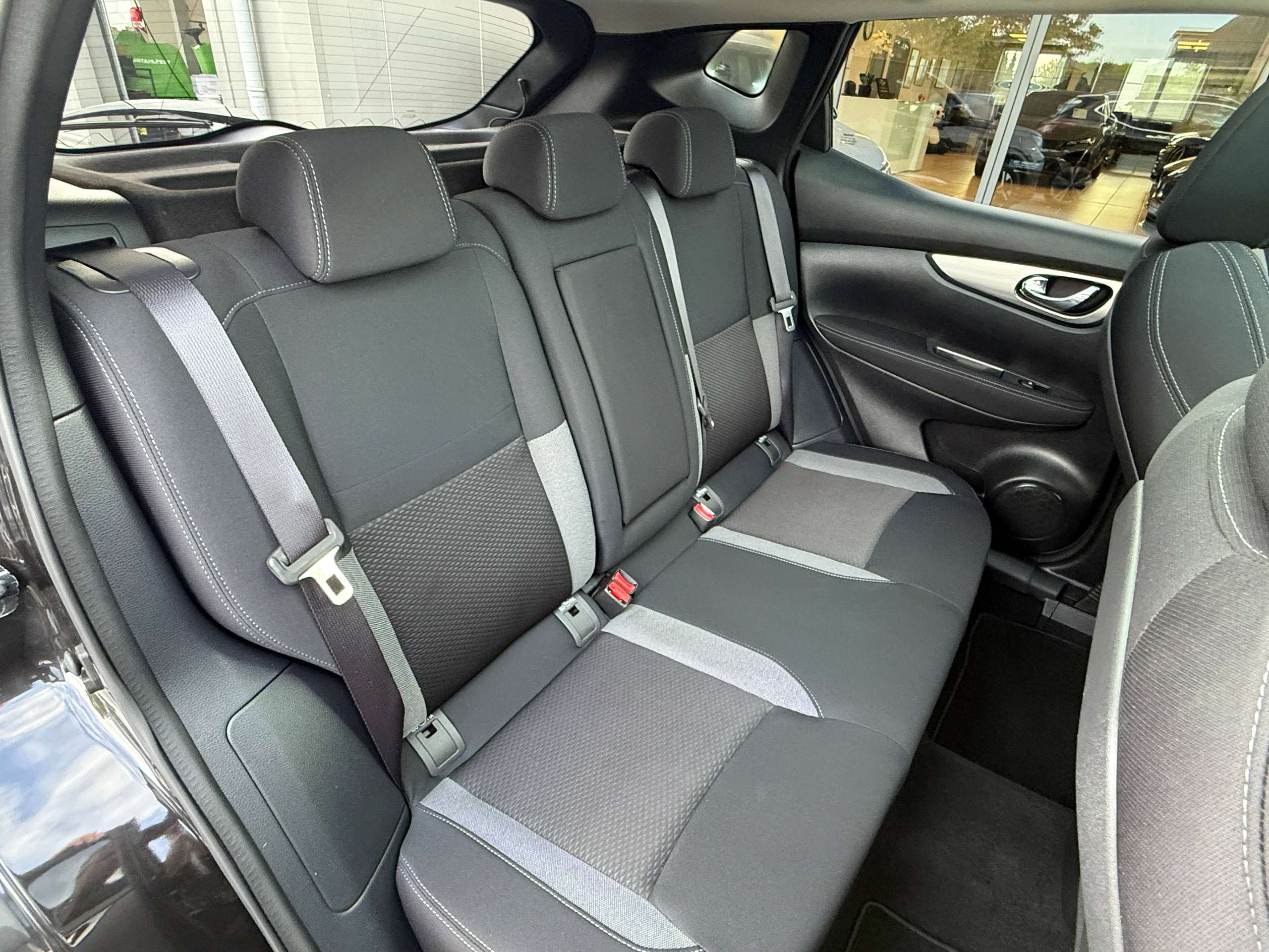9d910270-d533-4b14-b3a8-8f4938a57df728-nissan-qashqai-1-2i-115pk-navigatie-360-camera-panorama-dak-bluetooth-pdc-led.jpg