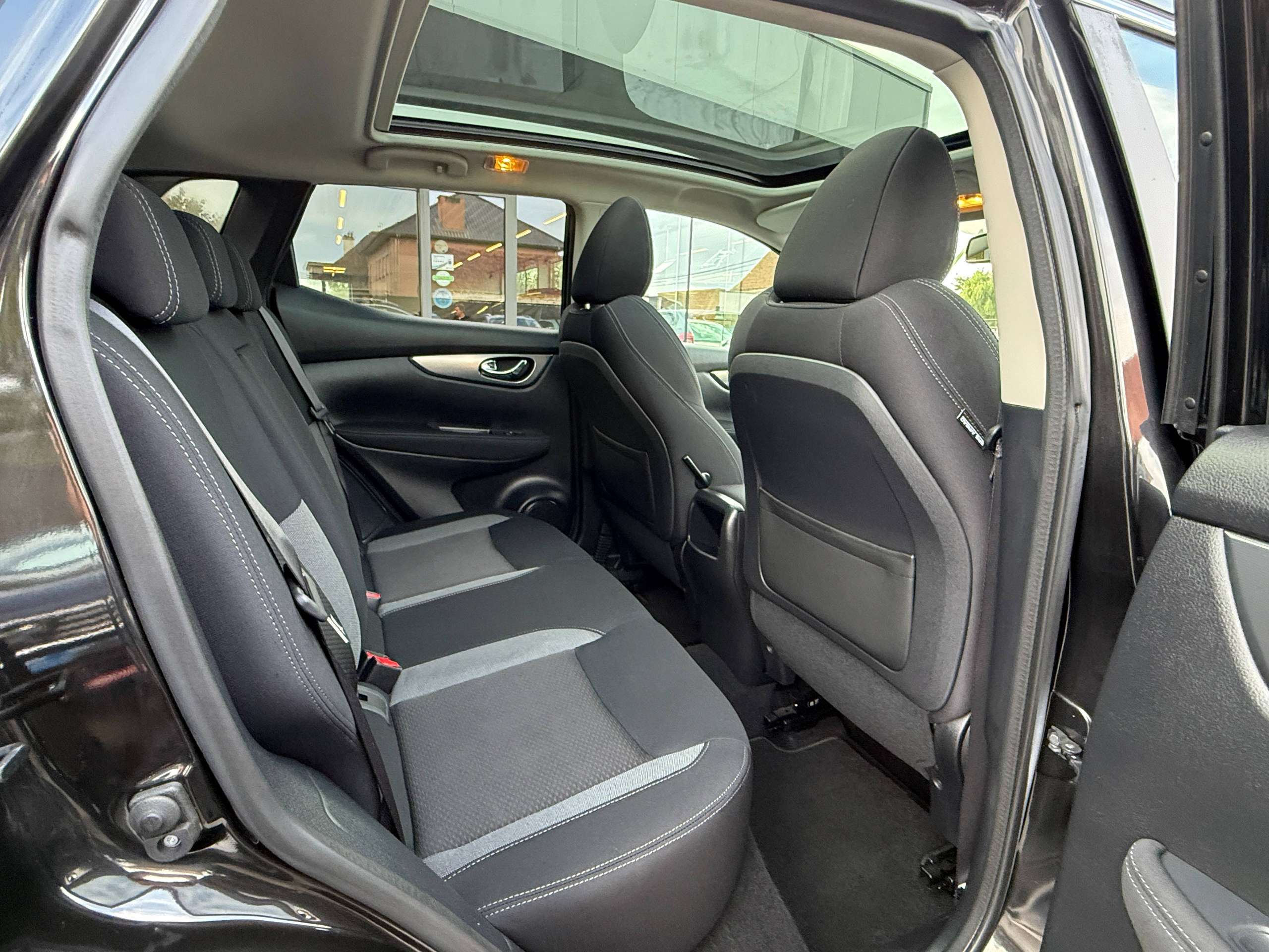 9d910270-d533-4b14-b3a8-8f4938a57df729-nissan-qashqai-1-2i-115pk-navigatie-360-camera-panorama-dak-bluetooth-pdc-led.jpg