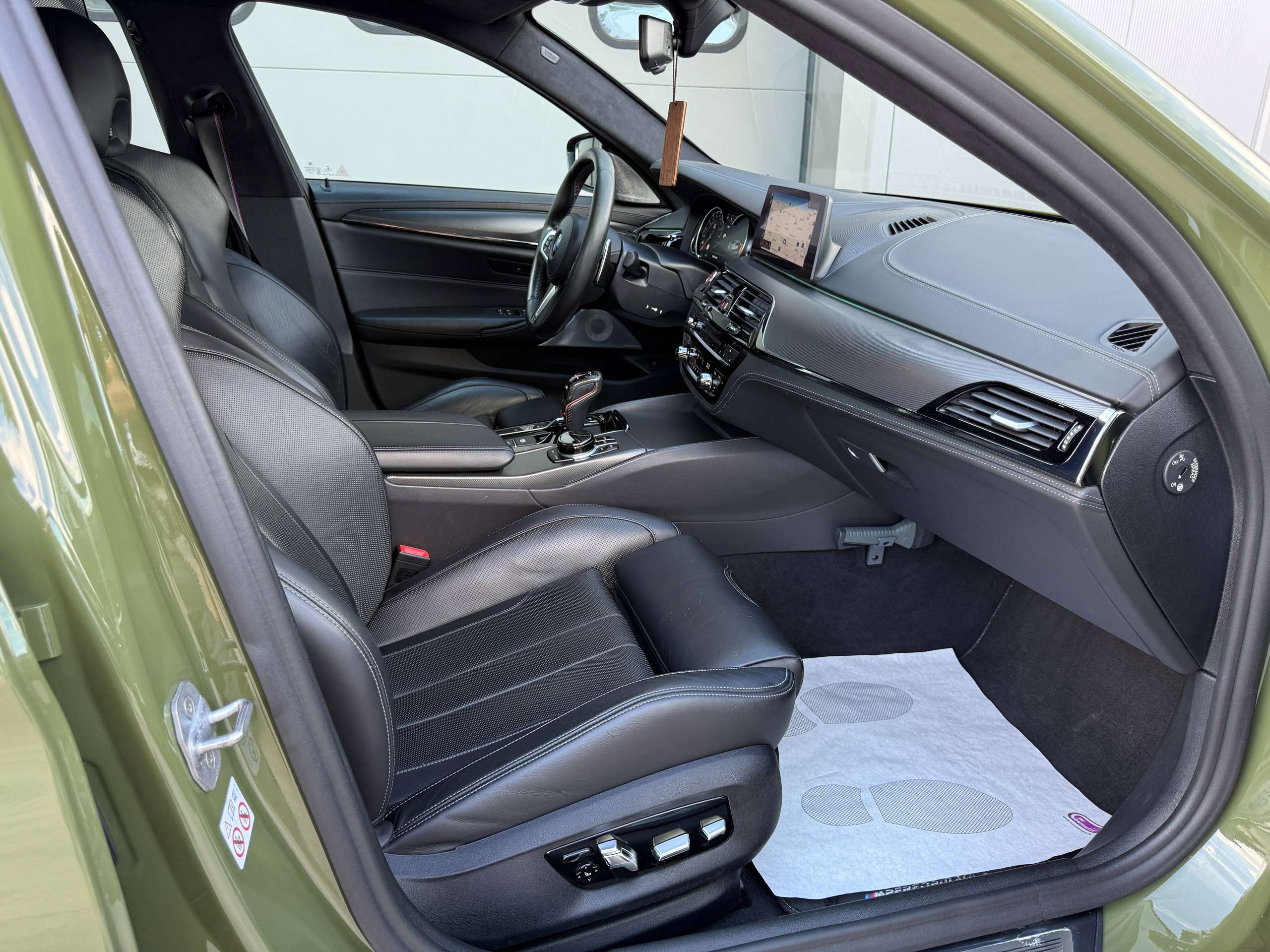 9f30ac9f-066e-4b50-bcc6-ec60099ab17030-bmw-m5-4-4as-v8-competition-keramisch-urban-green-bowerswilkins-carbon-full-full.jpg
