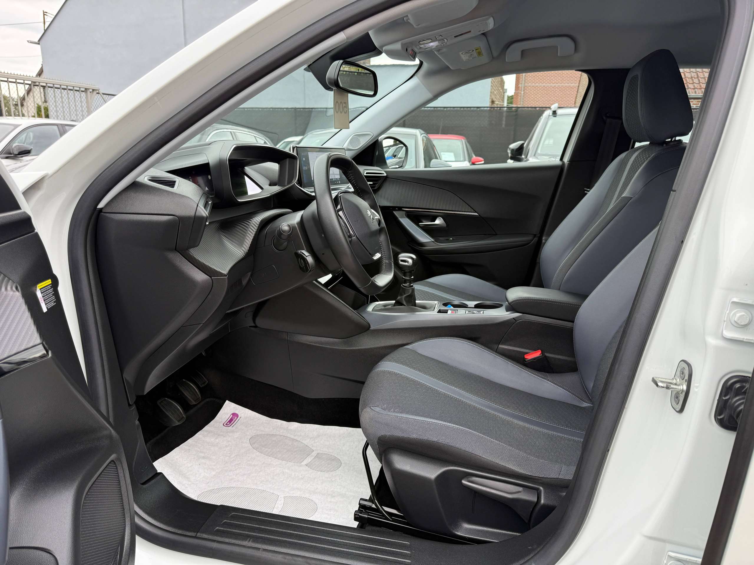 a3c8d761-ae3f-4f1c-b1b3-c14df6ed775c13-peugeot-2008-1-2i-allure-navigatie-leder-camera-carplay-full-led-lane-assist.jpg