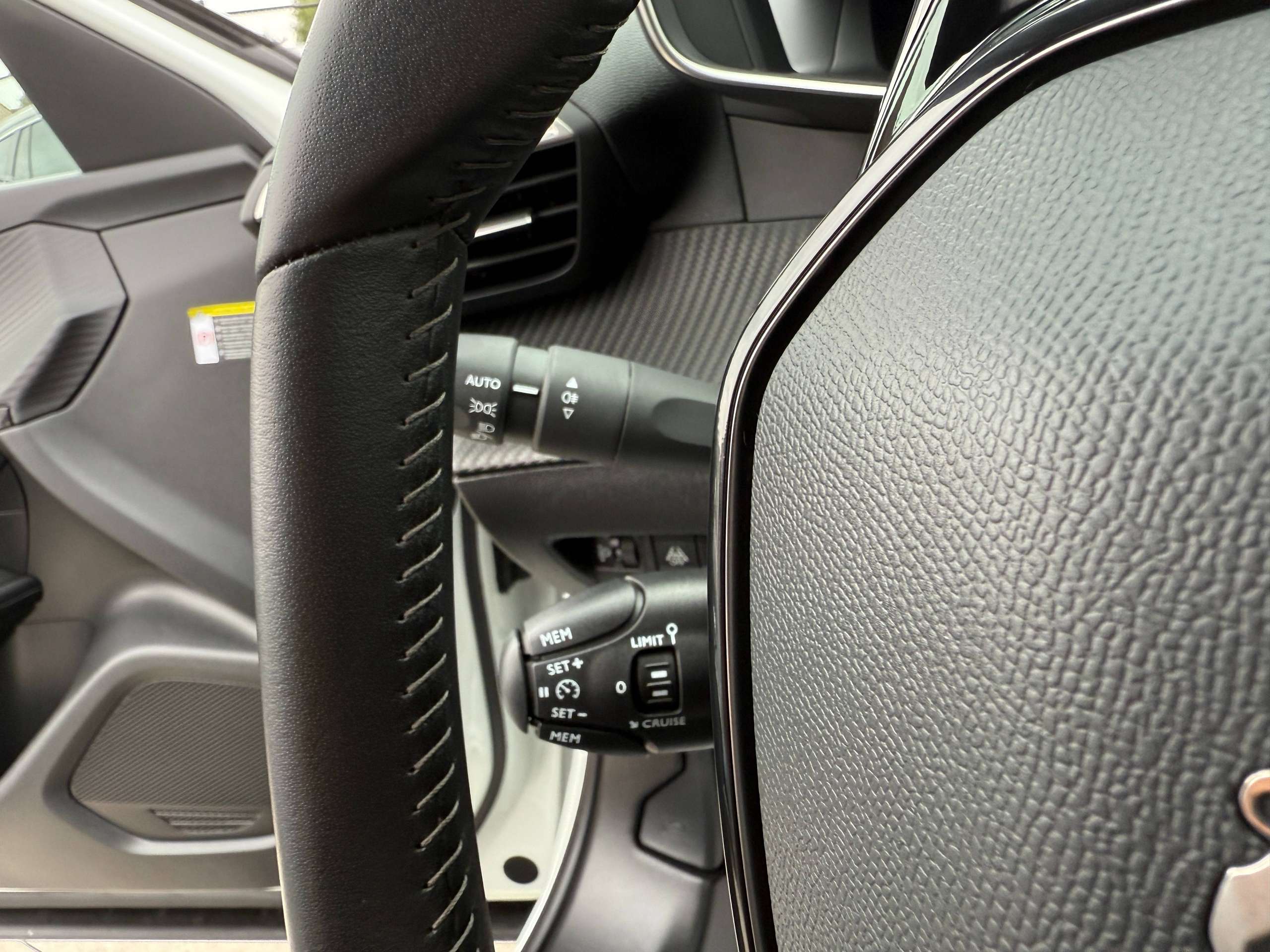 a3c8d761-ae3f-4f1c-b1b3-c14df6ed775c18-peugeot-2008-1-2i-allure-navigatie-leder-camera-carplay-full-led-lane-assist.jpg
