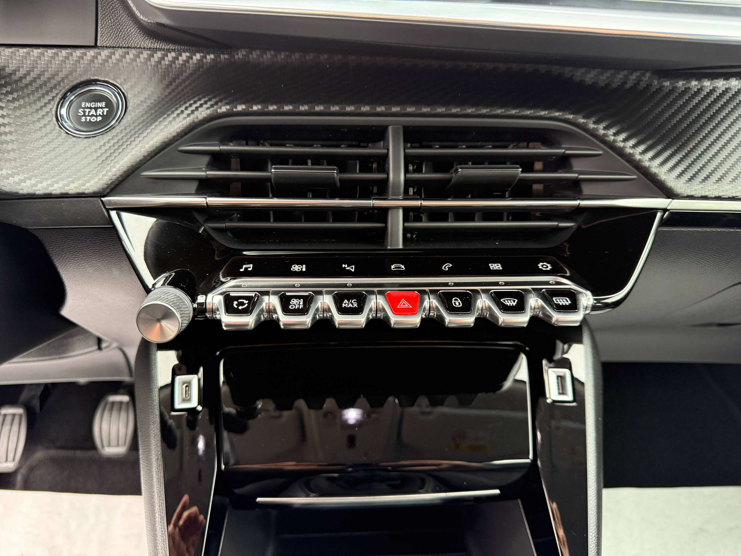 a3c8d761-ae3f-4f1c-b1b3-c14df6ed775c21-peugeot-2008-1-2i-allure-navigatie-leder-camera-carplay-full-led-lane-assist.jpg