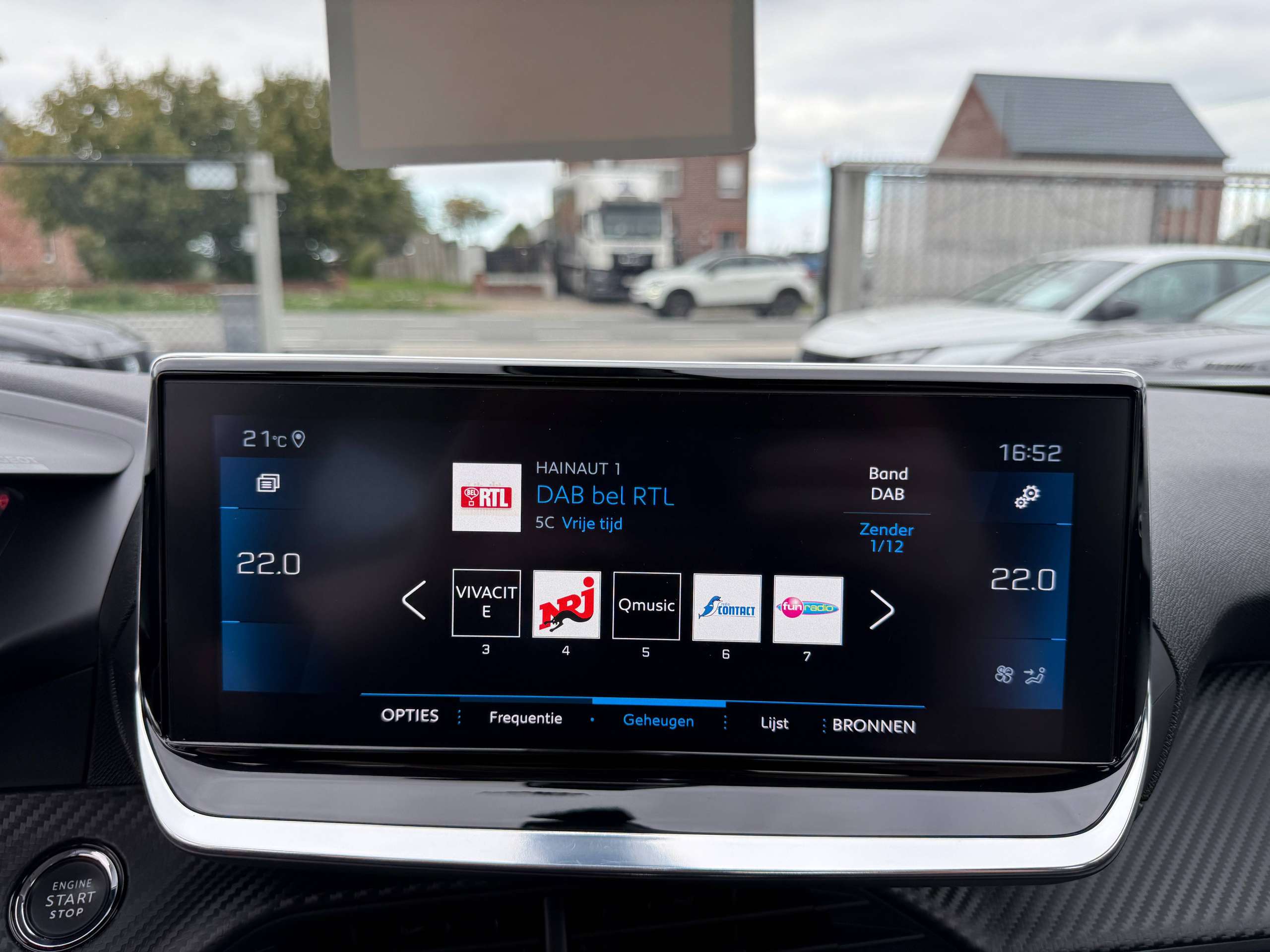 a3c8d761-ae3f-4f1c-b1b3-c14df6ed775c23-peugeot-2008-1-2i-allure-navigatie-leder-camera-carplay-full-led-lane-assist.jpg