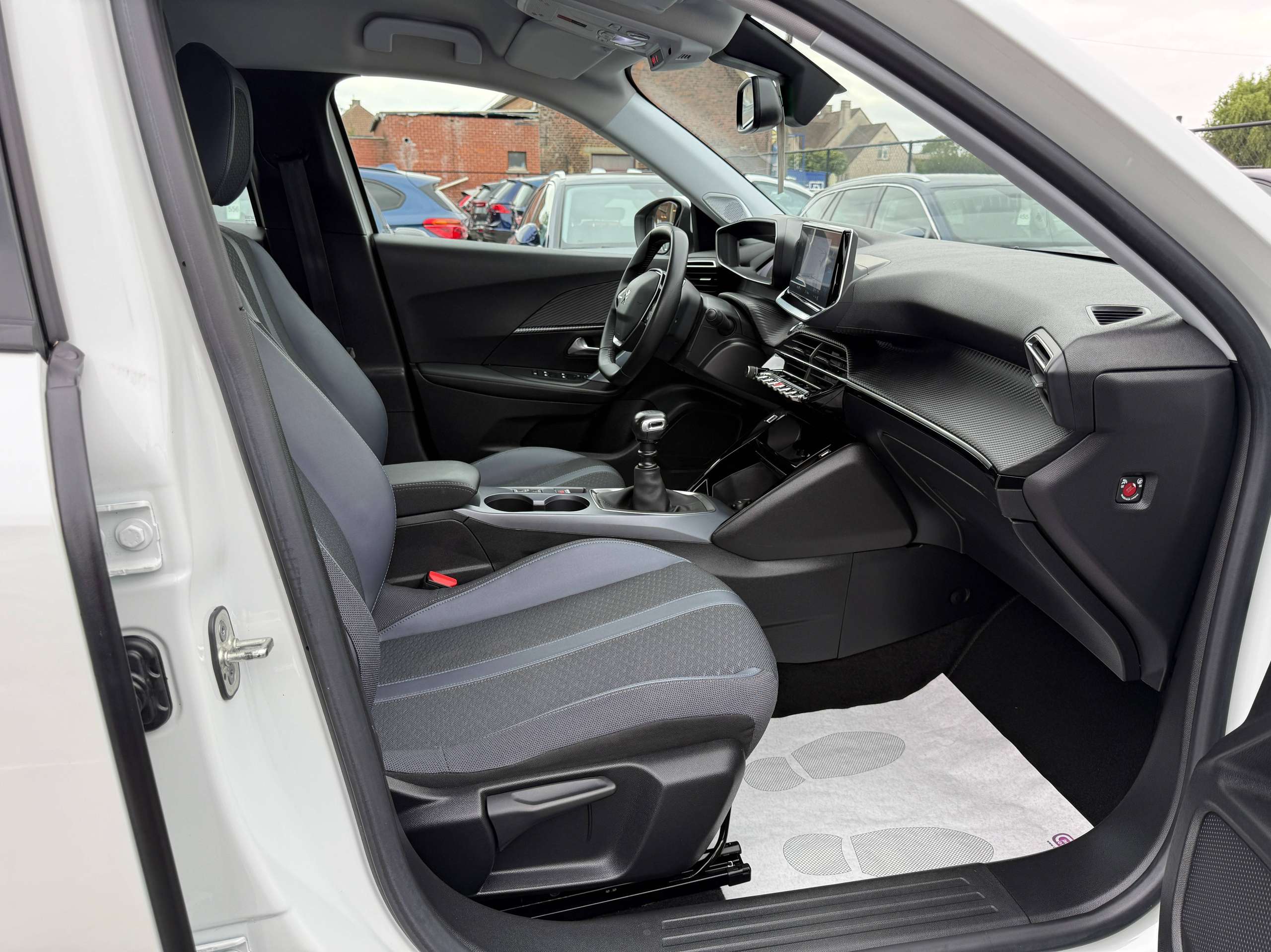 a3c8d761-ae3f-4f1c-b1b3-c14df6ed775c29-peugeot-2008-1-2i-allure-navigatie-leder-camera-carplay-full-led-lane-assist.jpg