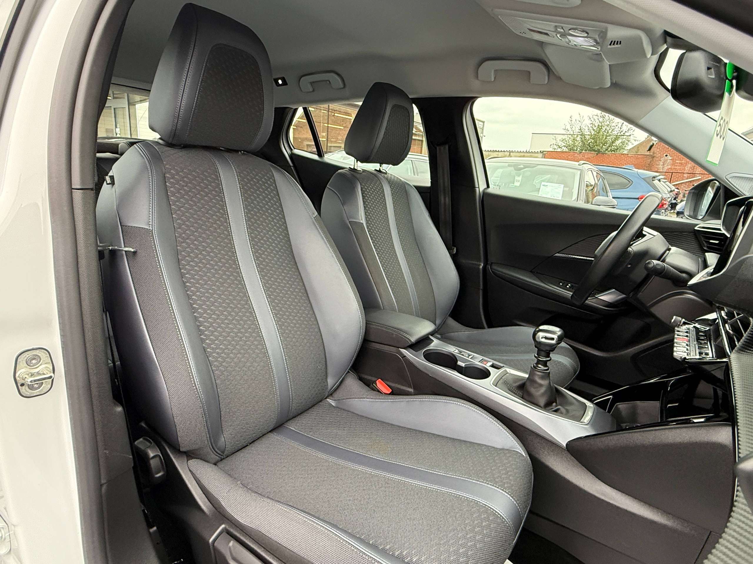 a3c8d761-ae3f-4f1c-b1b3-c14df6ed775c31-peugeot-2008-1-2i-allure-navigatie-leder-camera-carplay-full-led-lane-assist.jpg