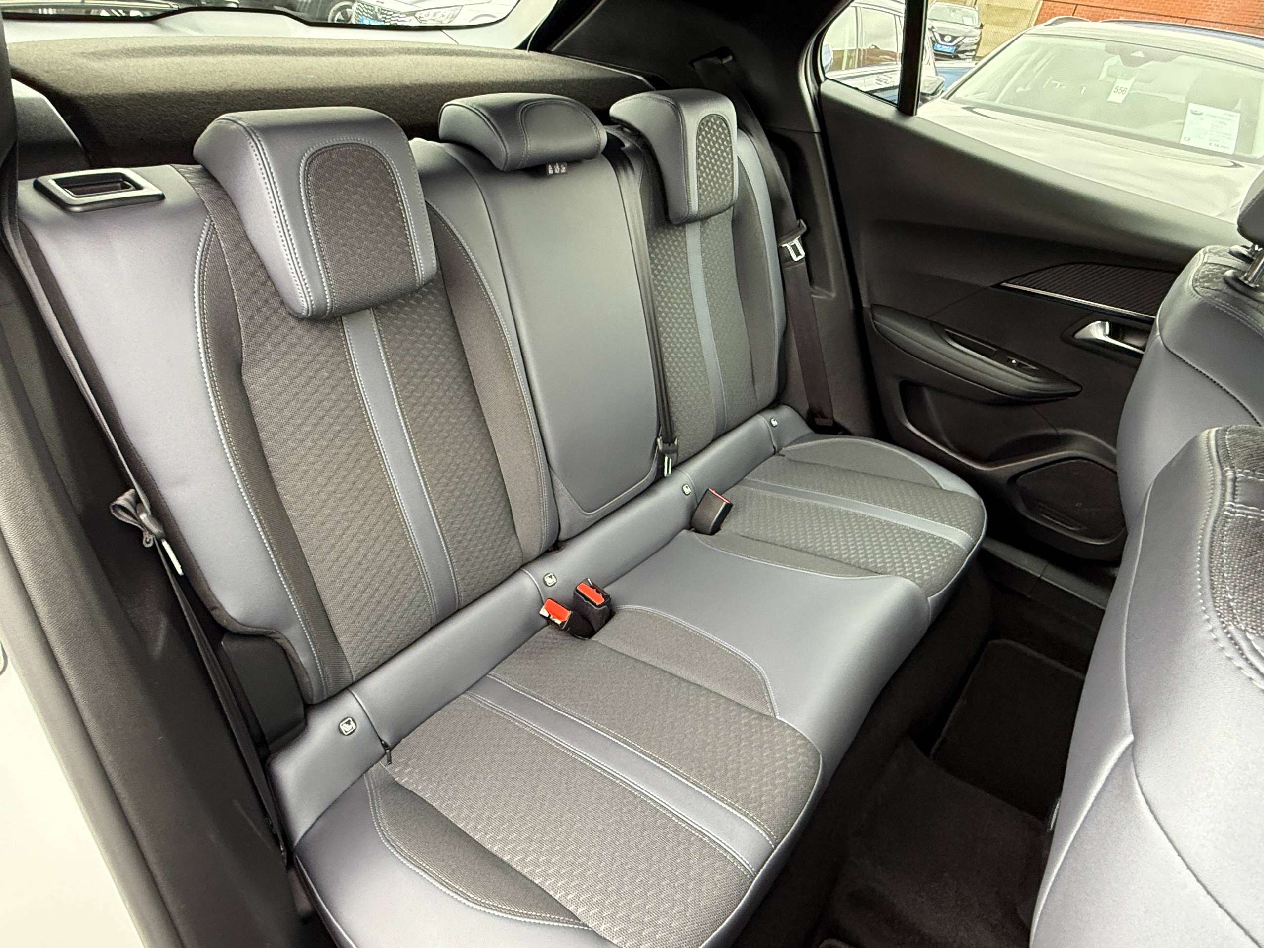 a3c8d761-ae3f-4f1c-b1b3-c14df6ed775c32-peugeot-2008-1-2i-allure-navigatie-leder-camera-carplay-full-led-lane-assist.jpg