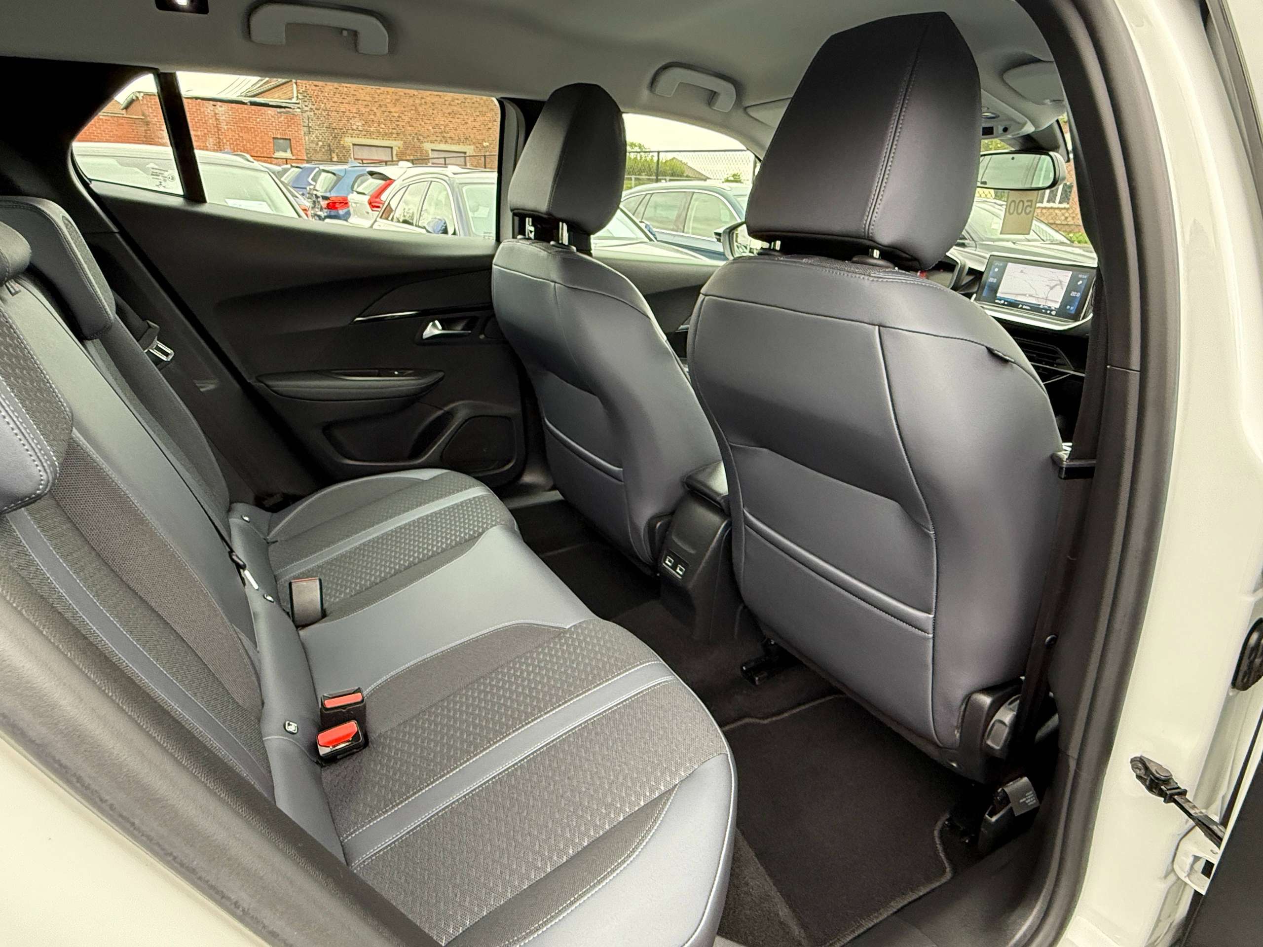 a3c8d761-ae3f-4f1c-b1b3-c14df6ed775c33-peugeot-2008-1-2i-allure-navigatie-leder-camera-carplay-full-led-lane-assist.jpg