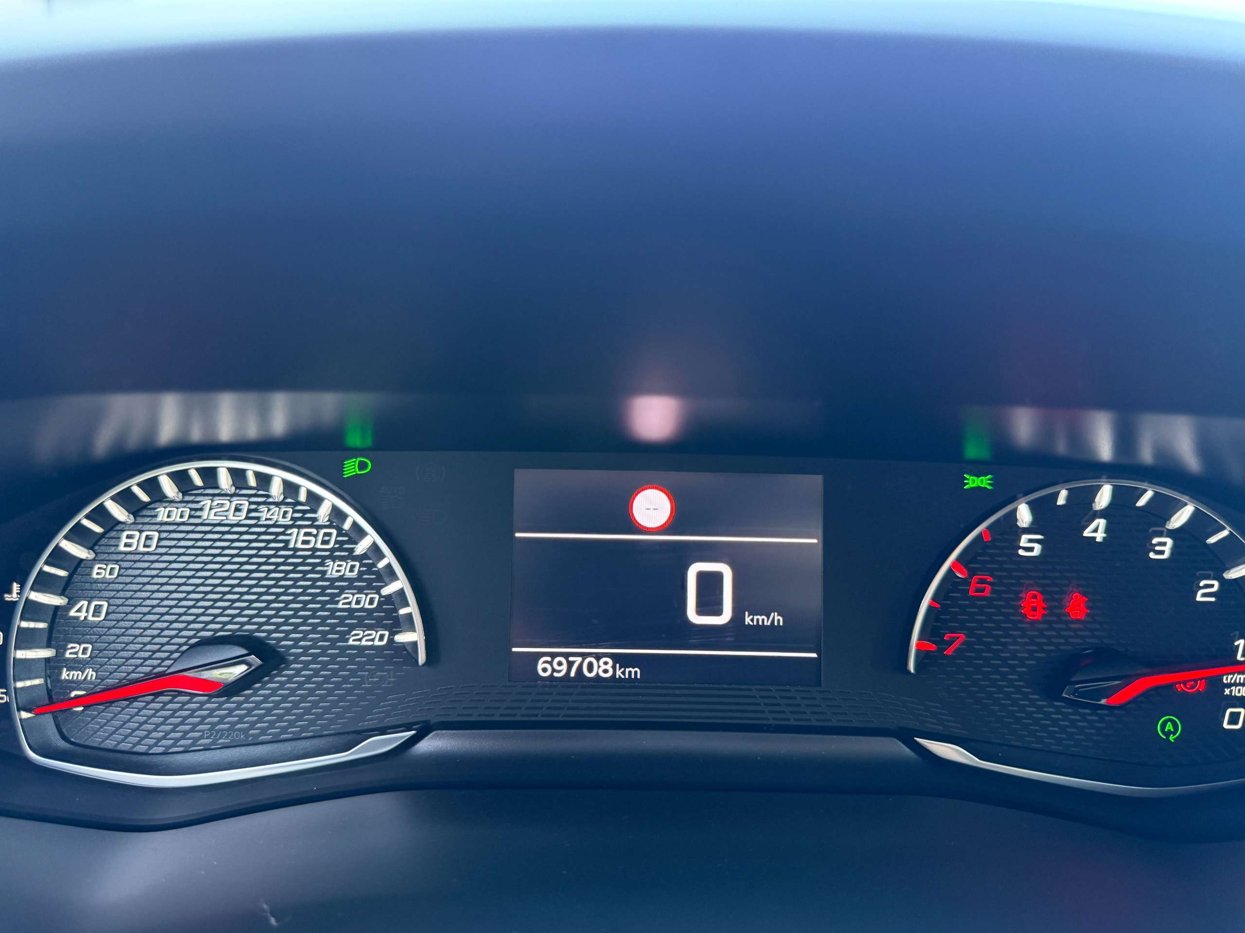 b8bd58fb-d71b-4690-b07b-7905ebe91ce916-peugeot-2008-1-2i-style-navigatie-camera-full-led-carplay-pdc-alu.jpg