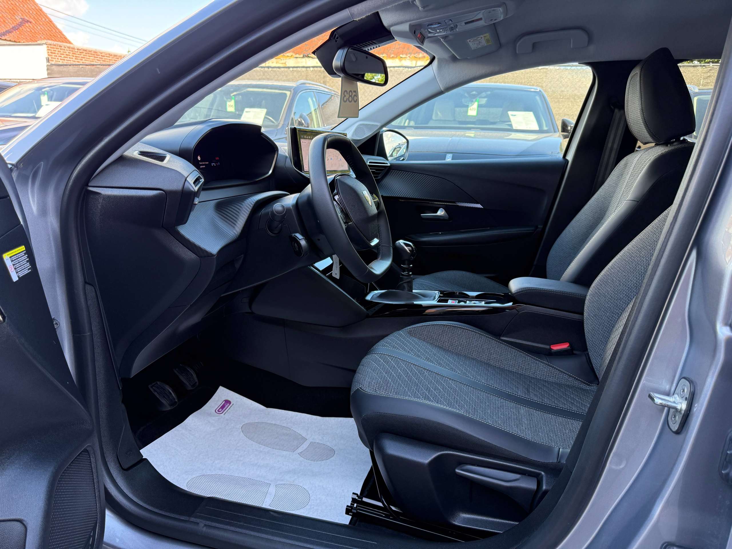 c2f18bf4-9091-4795-ae93-4387b2a1f1f513-peugeot-208-1-2i-turbo-360-camera-dode-hoek-navigatie-leder-full-led-carplay.jpg