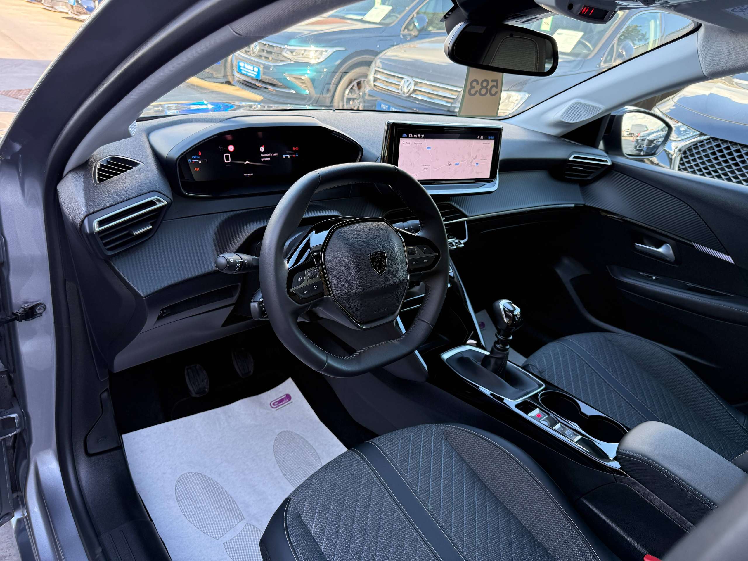 c2f18bf4-9091-4795-ae93-4387b2a1f1f514-peugeot-208-1-2i-turbo-360-camera-dode-hoek-navigatie-leder-full-led-carplay.jpg