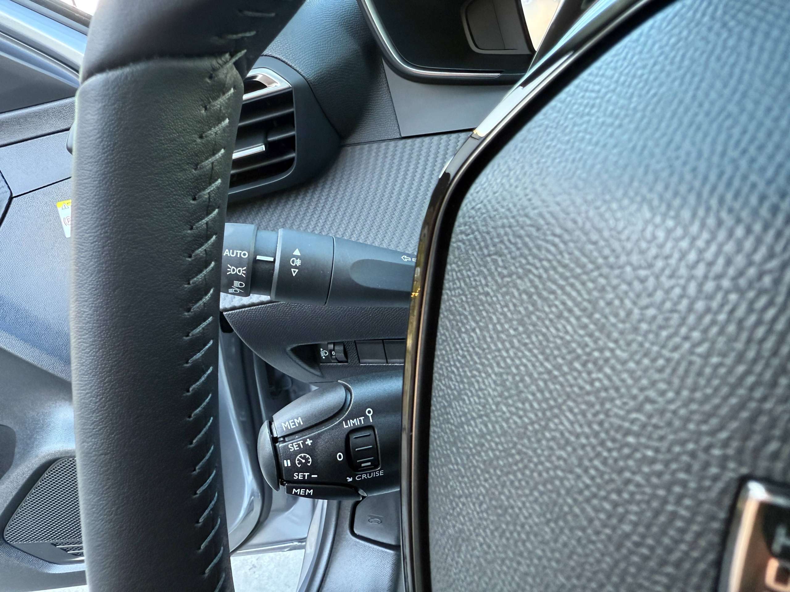 c2f18bf4-9091-4795-ae93-4387b2a1f1f517-peugeot-208-1-2i-turbo-360-camera-dode-hoek-navigatie-leder-full-led-carplay.jpg