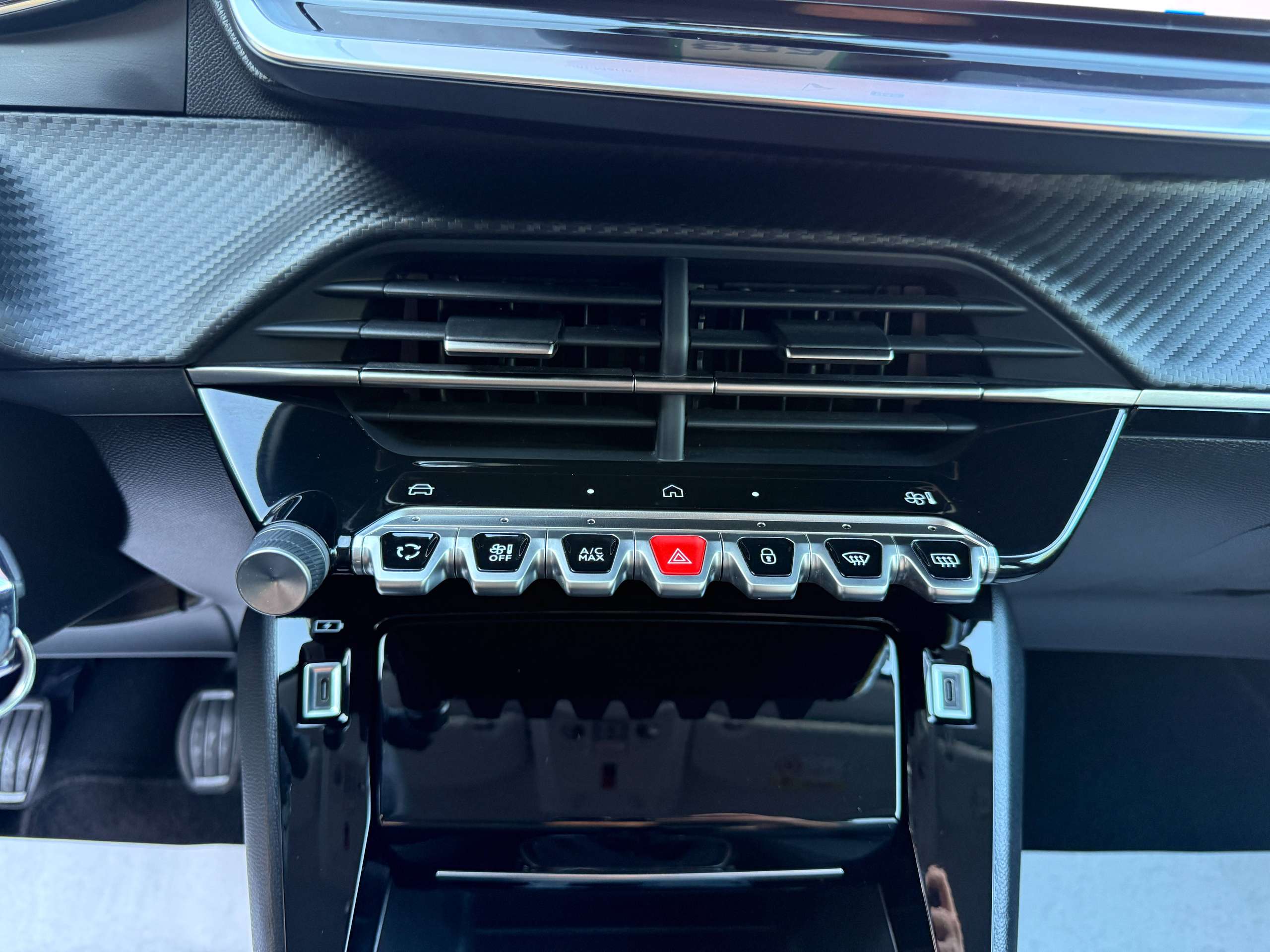 c2f18bf4-9091-4795-ae93-4387b2a1f1f521-peugeot-208-1-2i-turbo-360-camera-dode-hoek-navigatie-leder-full-led-carplay.jpg