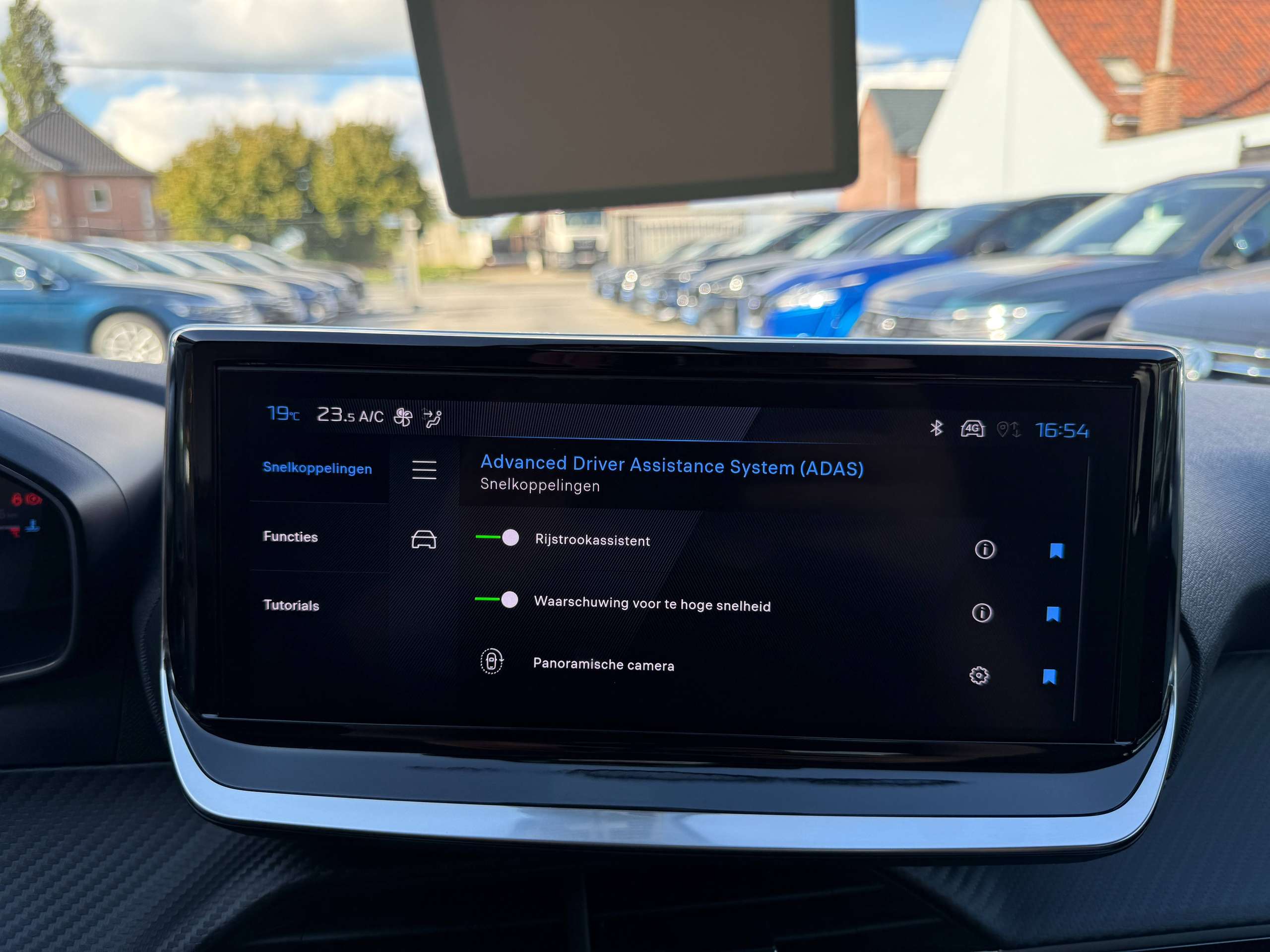 c2f18bf4-9091-4795-ae93-4387b2a1f1f526-peugeot-208-1-2i-turbo-360-camera-dode-hoek-navigatie-leder-full-led-carplay.jpg