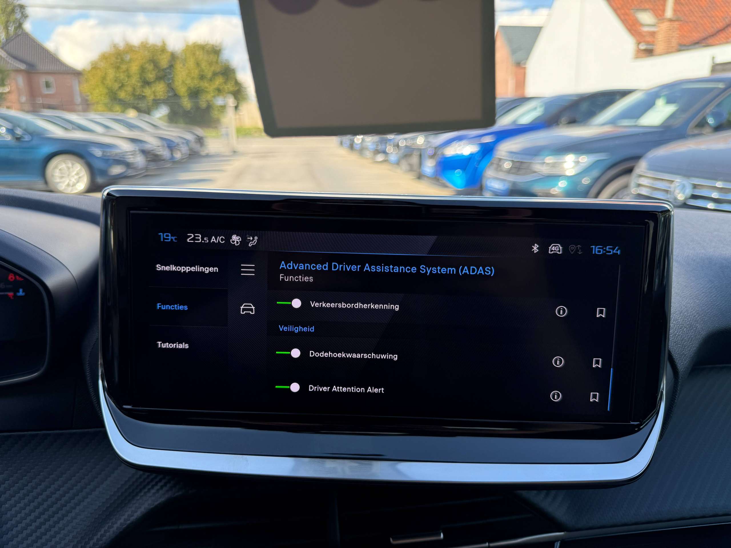 c2f18bf4-9091-4795-ae93-4387b2a1f1f527-peugeot-208-1-2i-turbo-360-camera-dode-hoek-navigatie-leder-full-led-carplay.jpg
