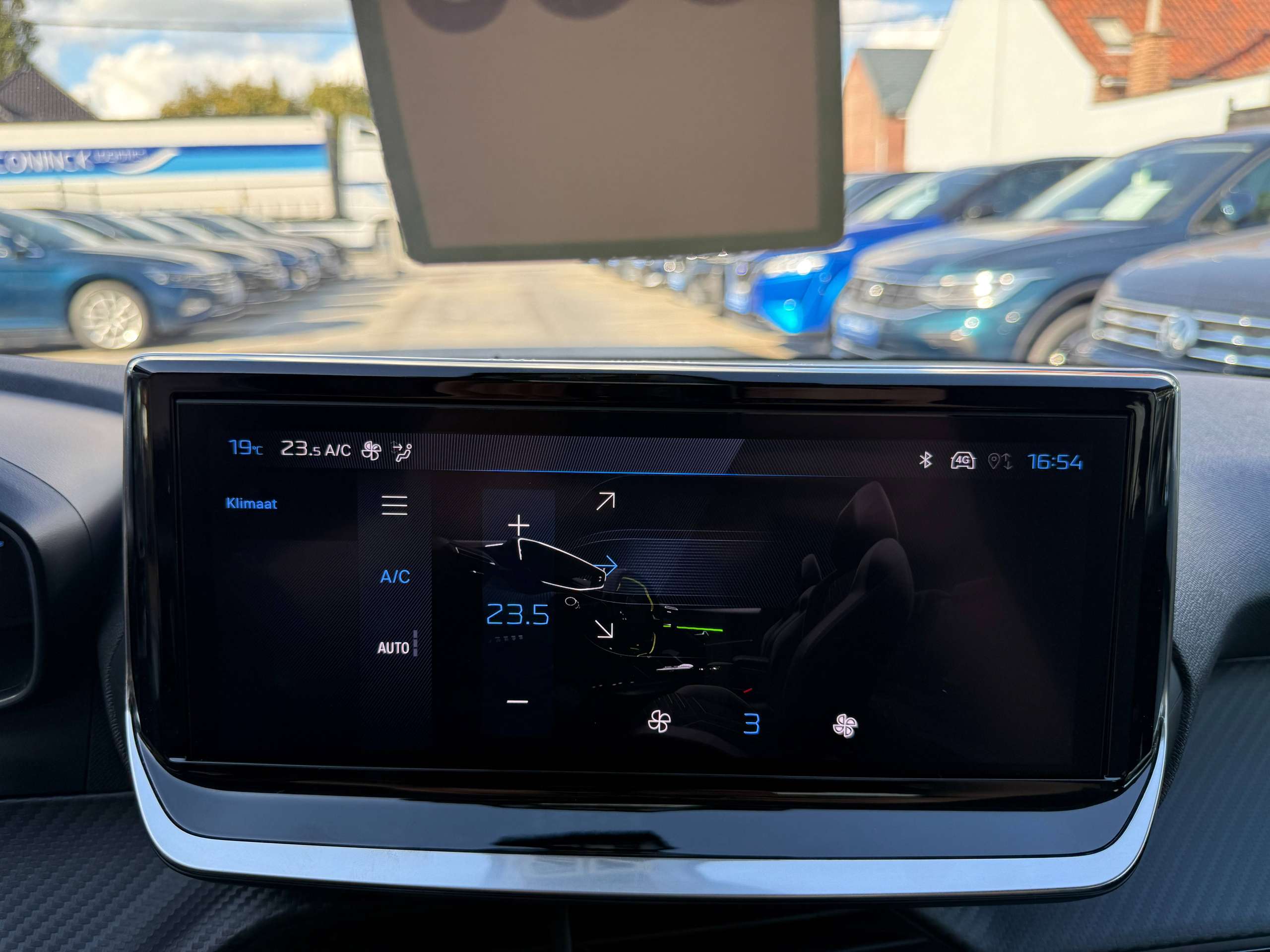 c2f18bf4-9091-4795-ae93-4387b2a1f1f529-peugeot-208-1-2i-turbo-360-camera-dode-hoek-navigatie-leder-full-led-carplay.jpg
