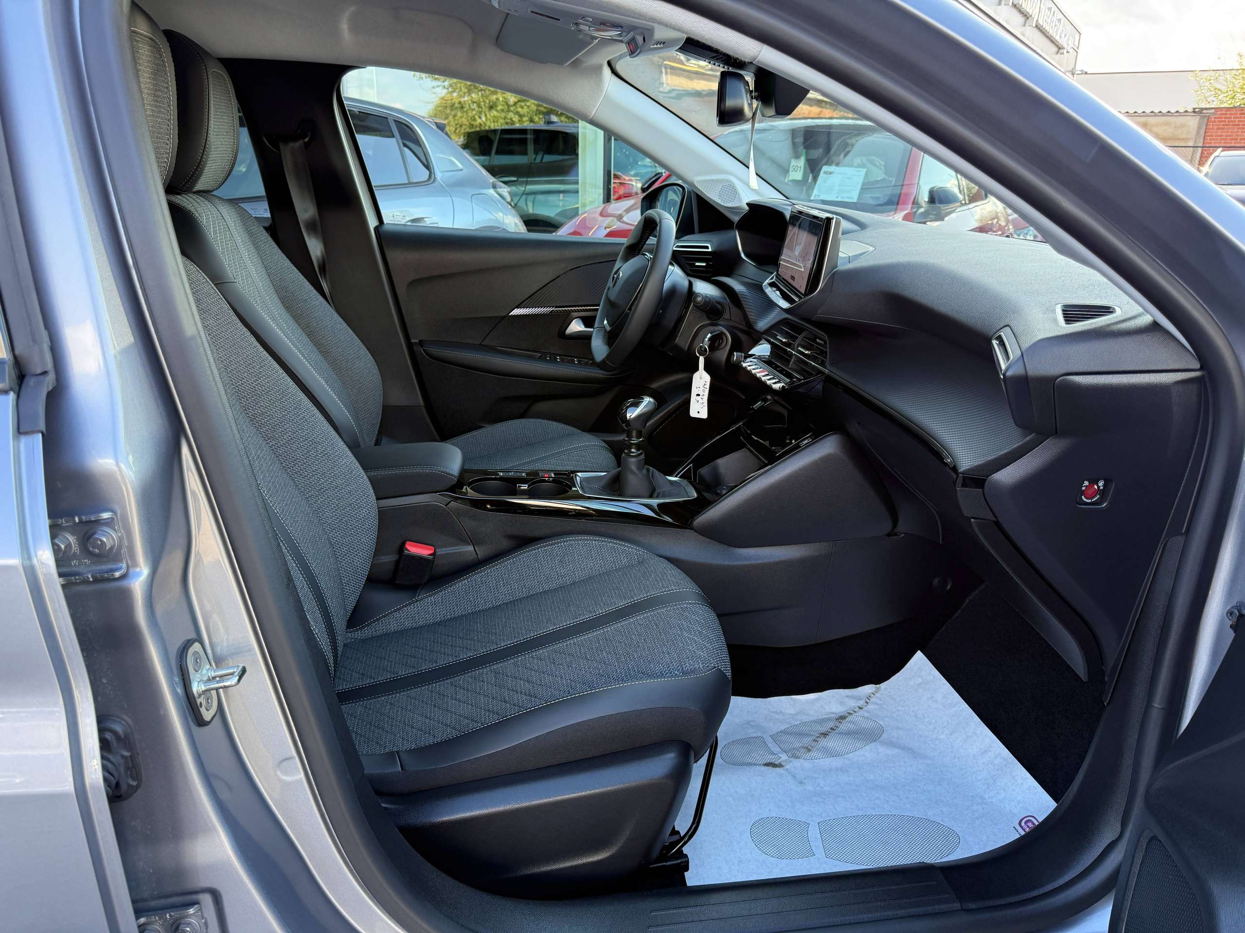 c2f18bf4-9091-4795-ae93-4387b2a1f1f532-peugeot-208-1-2i-turbo-360-camera-dode-hoek-navigatie-leder-full-led-carplay.jpg