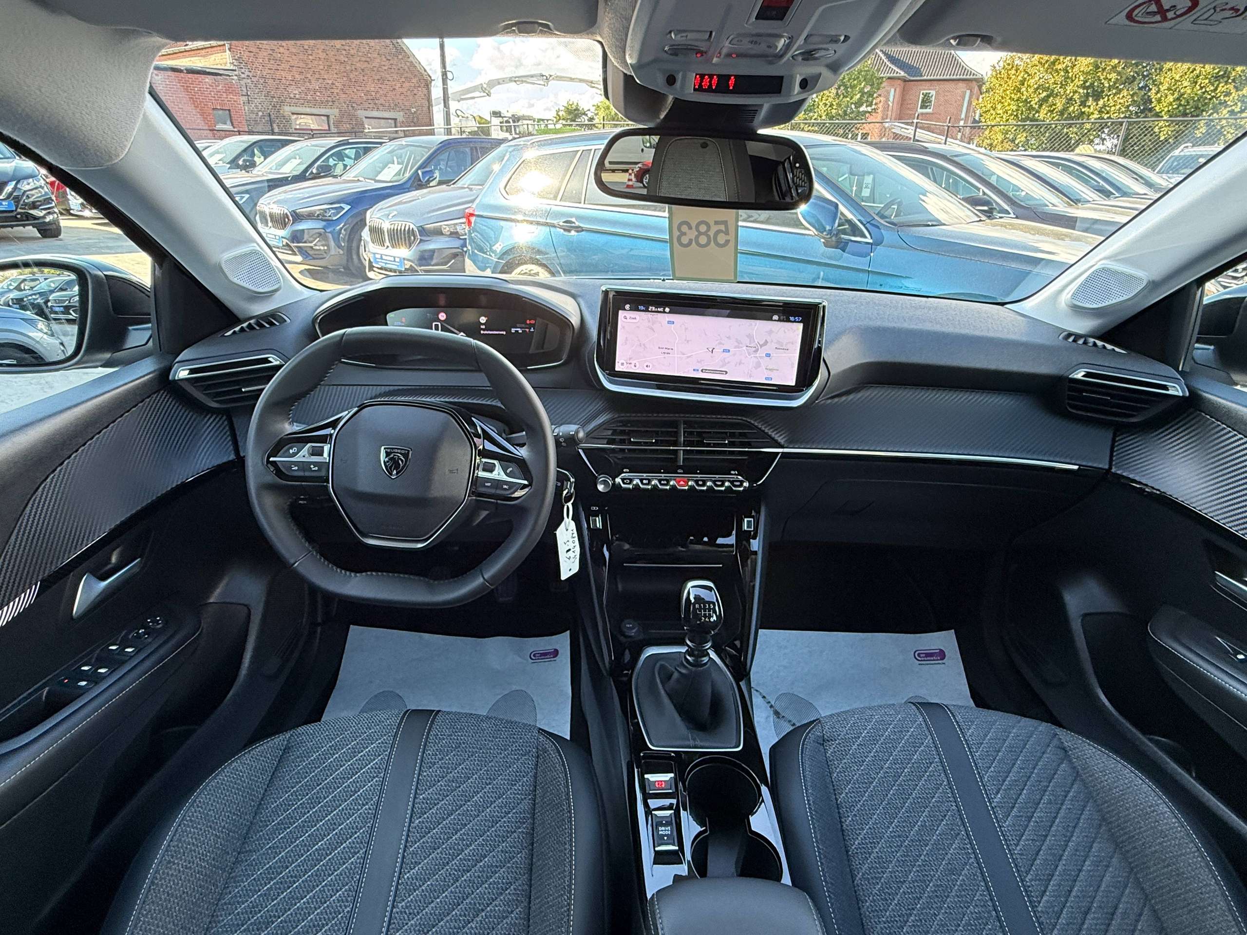 c2f18bf4-9091-4795-ae93-4387b2a1f1f537-peugeot-208-1-2i-turbo-360-camera-dode-hoek-navigatie-leder-full-led-carplay.jpg
