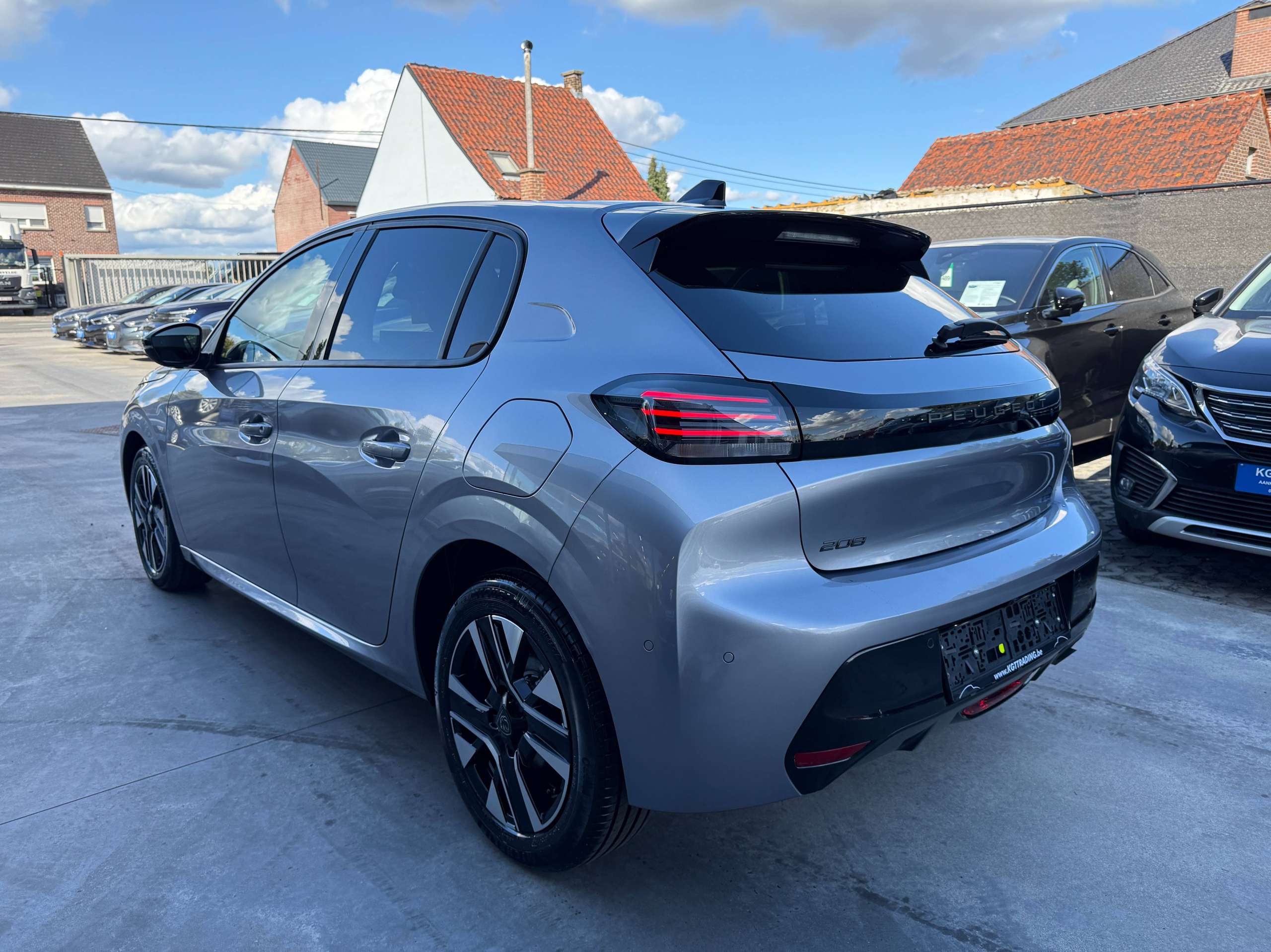 c2f18bf4-9091-4795-ae93-4387b2a1f1f57-peugeot-208-1-2i-turbo-360-camera-dode-hoek-navigatie-leder-full-led-carplay.jpg
