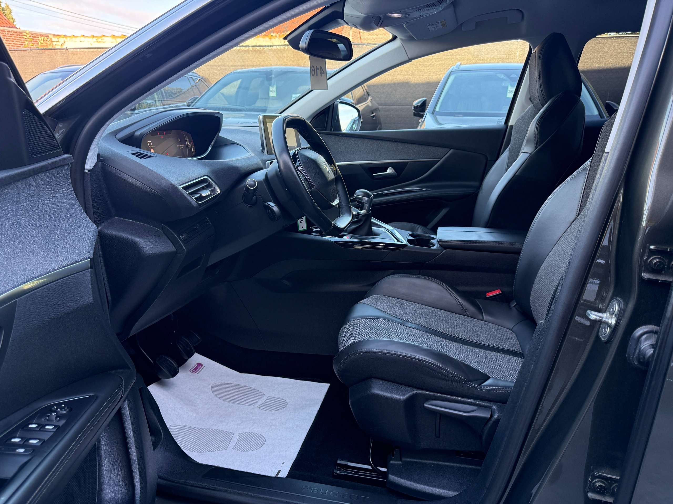 ca2dd889-8130-4641-a4d8-51604c199c9512-peugeot-3008-1-2i-130pk-allure-navigatie-leder-carplay-camera-grip-control-led.jpg