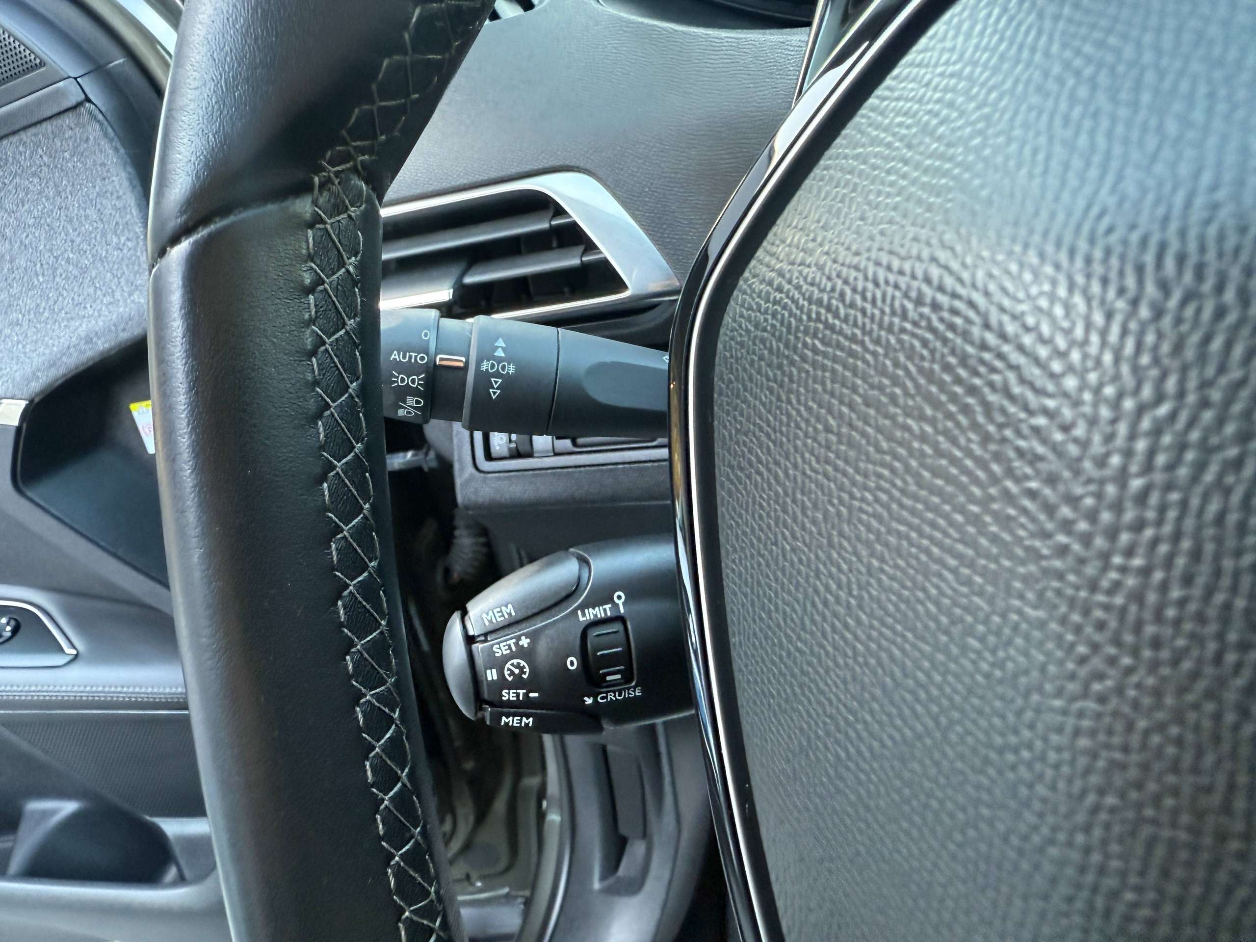 ca2dd889-8130-4641-a4d8-51604c199c9517-peugeot-3008-1-2i-130pk-allure-navigatie-leder-carplay-camera-grip-control-led.jpg