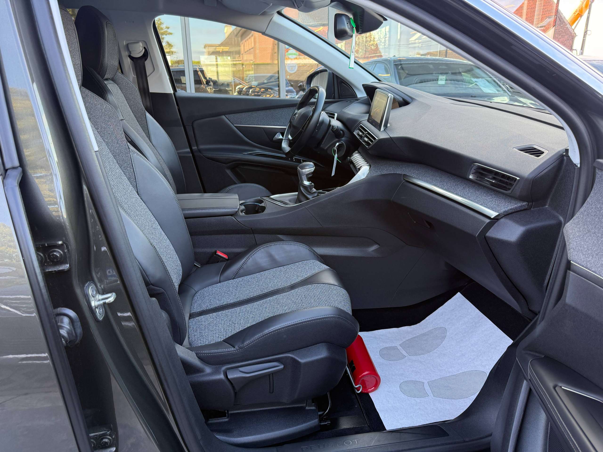 ca2dd889-8130-4641-a4d8-51604c199c9528-peugeot-3008-1-2i-130pk-allure-navigatie-leder-carplay-camera-grip-control-led.jpg
