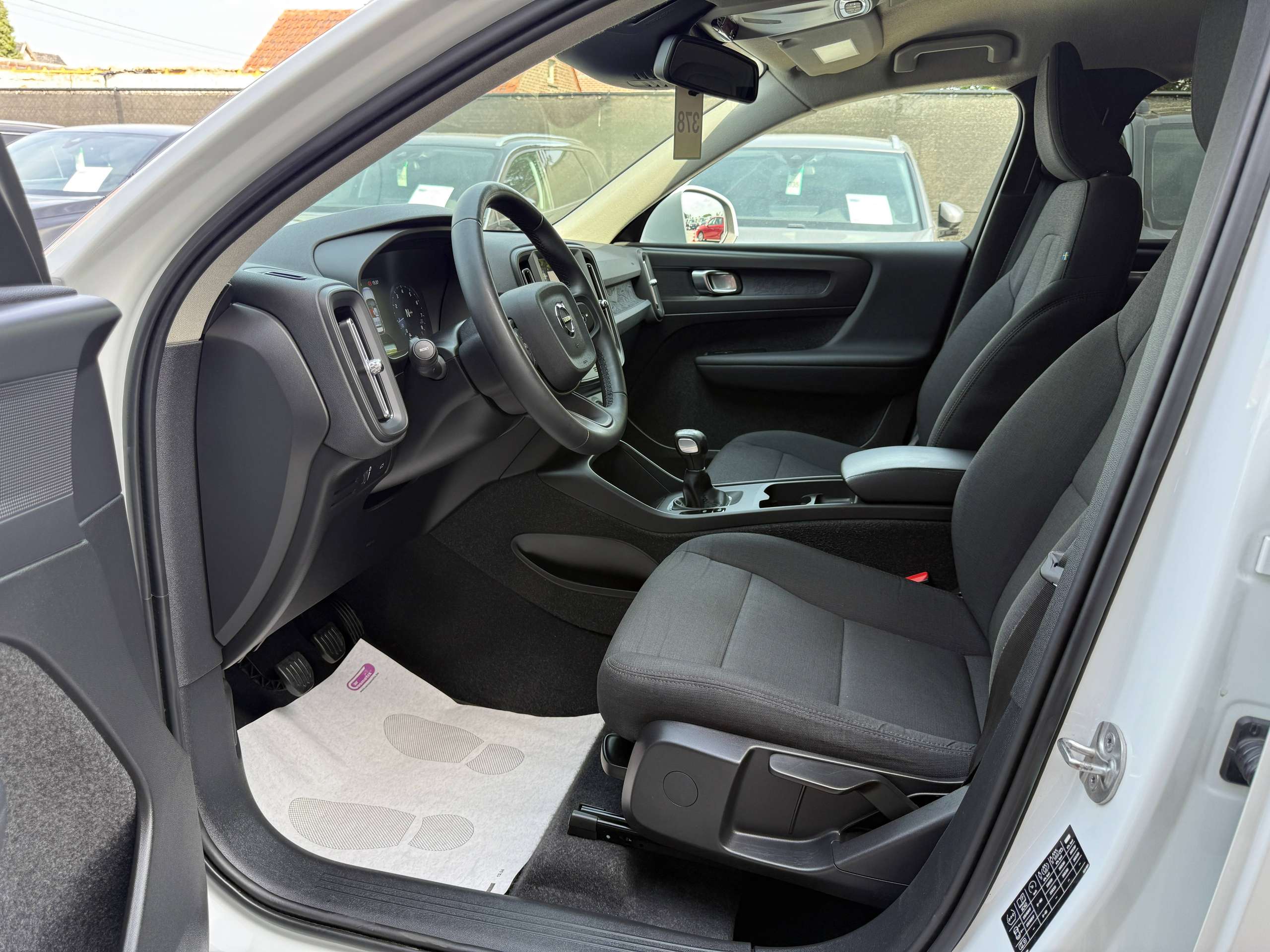 d6a30329-4619-4a69-bb38-1d83241d32fc13-volvo-xc40-1-5-t2-129pk-navigatie-full-led-bluetooth-dab-pdc-carpass.jpg