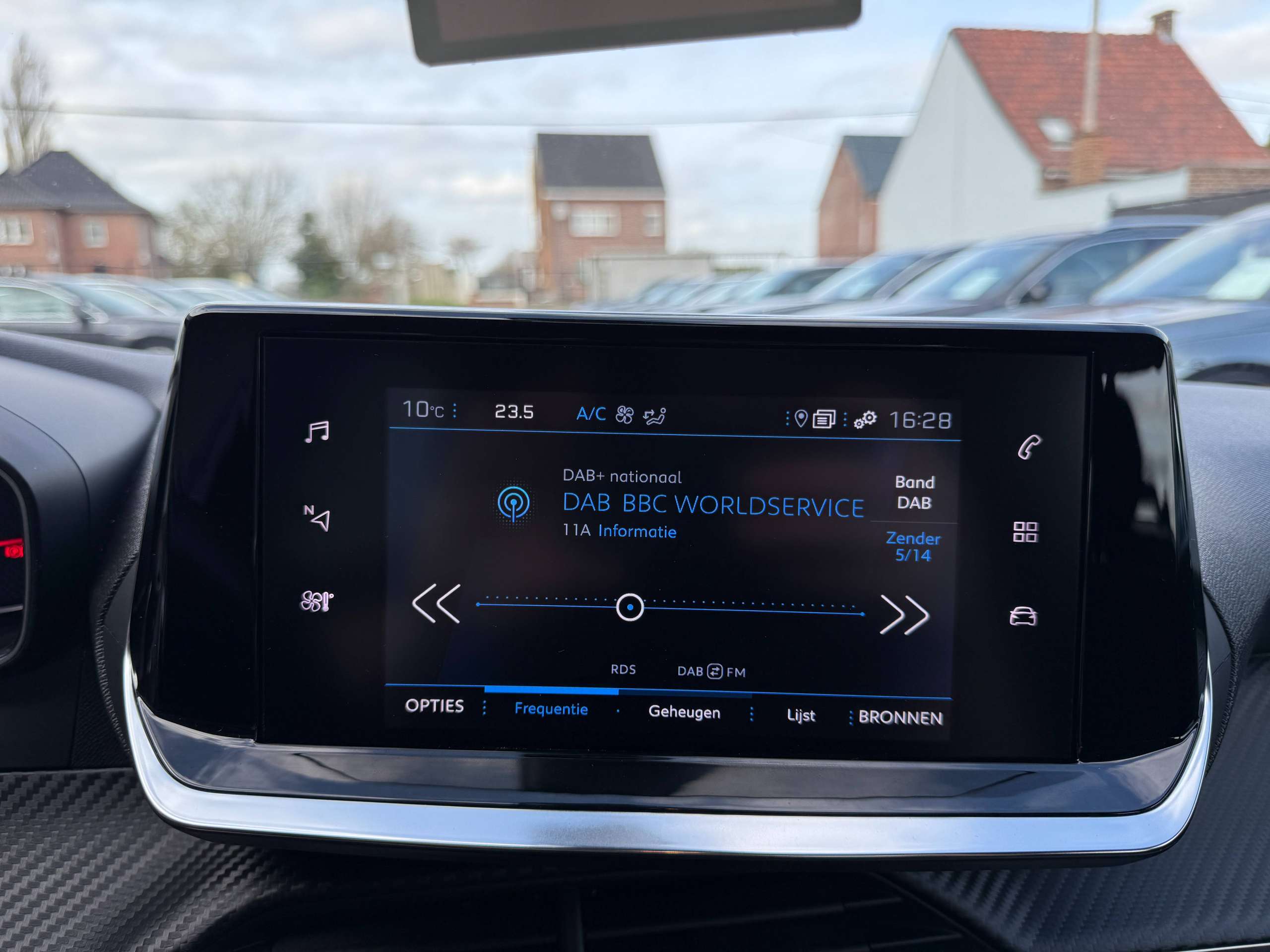 d6e53ff9-f4c5-41b6-9c05-03da214035ec18-peugeot-2008-1-2i-101pk-navigatie-carplay-pdc-bluetooth-led-a-c.jpg