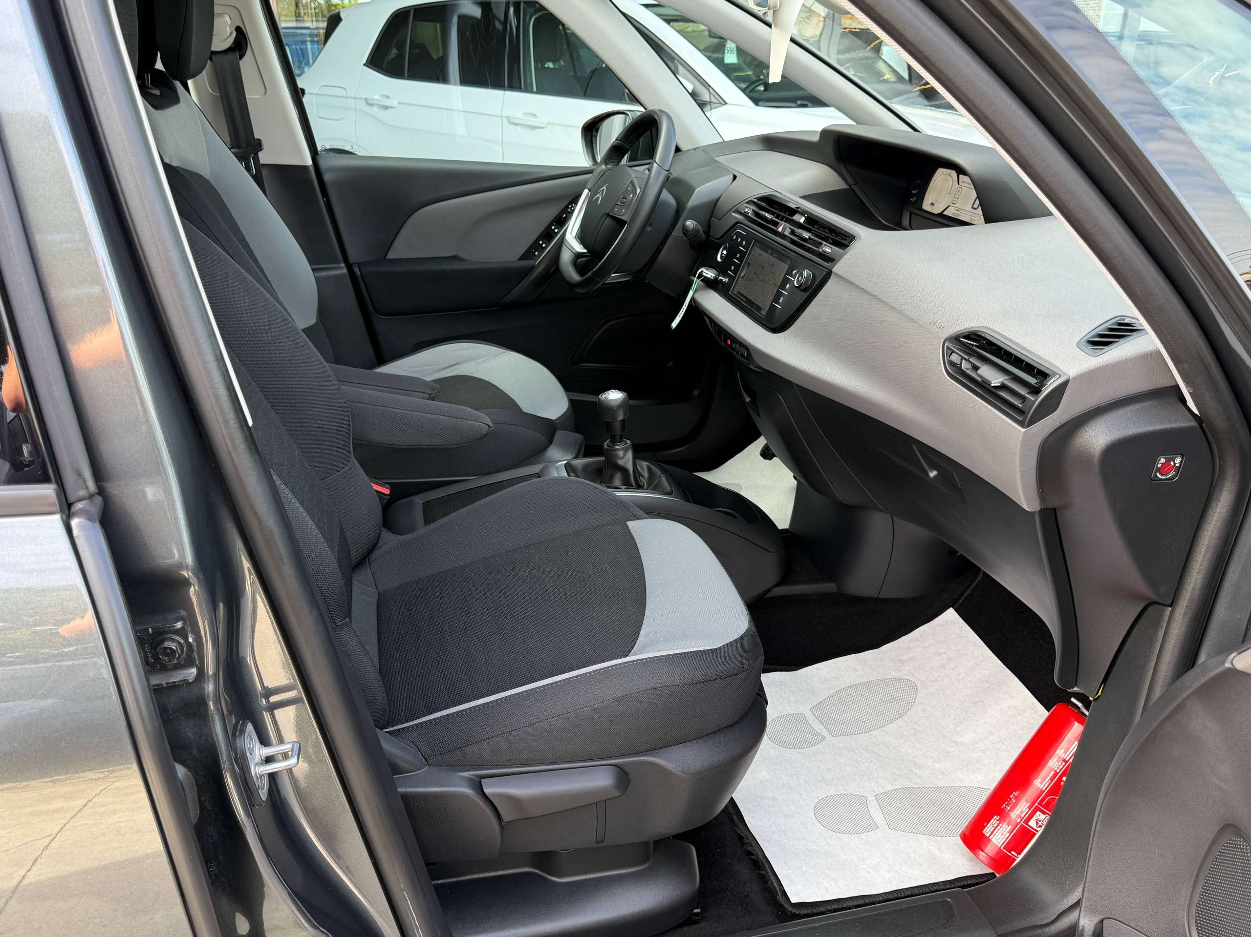 df9ecd55-9f3c-4103-95e6-8e51926e6e2d25-citroen-grand-c4-picasso-1-6-bluehdi-115pk-7-zetels-euro-6b-navigatie-bluetooth-pdc-led-trekhaak-alu.jpg