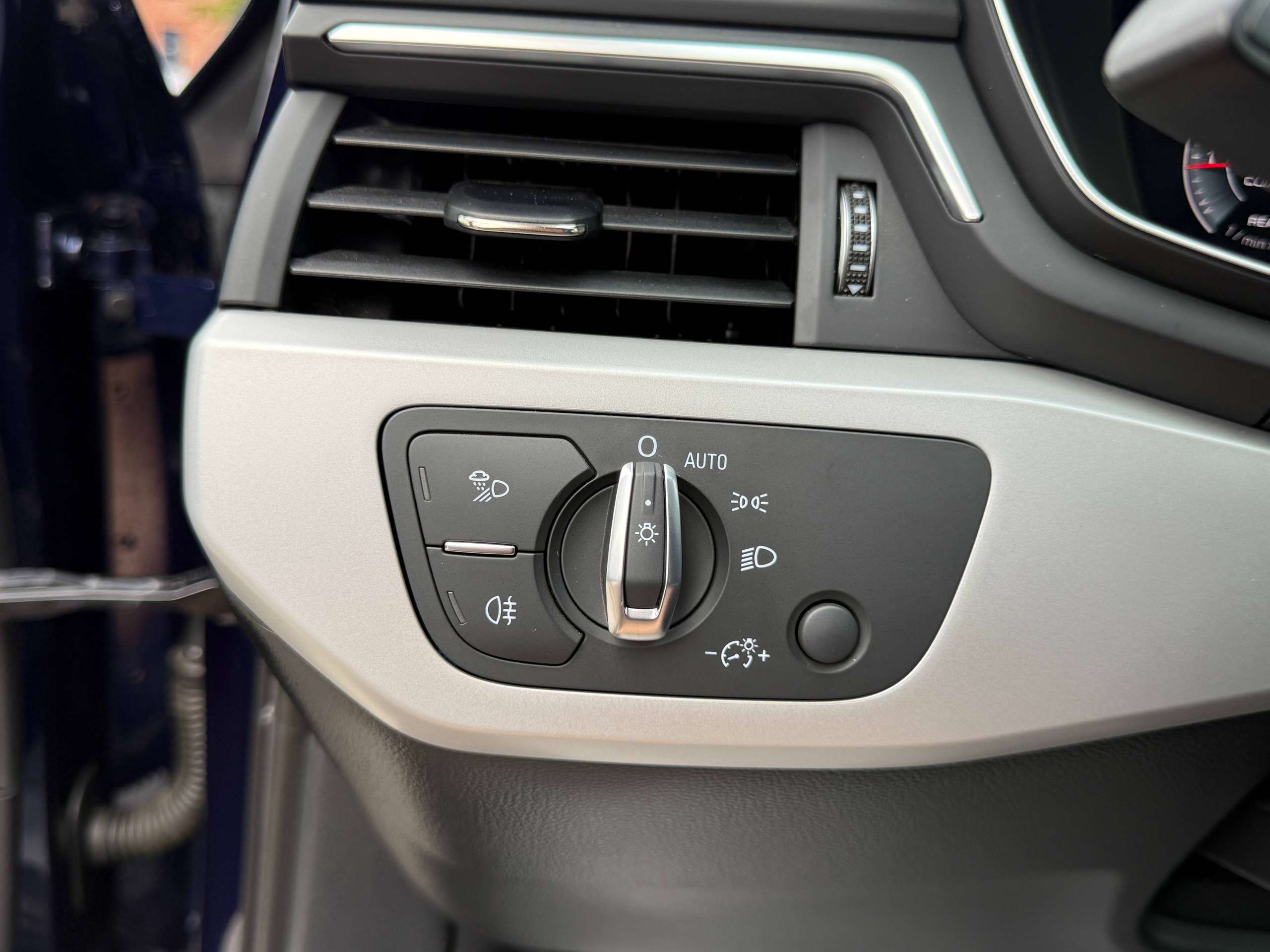 e904e365-1636-42f5-b181-dc96a7fa349919-audi-a4-avant-35-tfsi-automaat-navigatie-zwart-leder-sportzetels-trekhaak-full-led-carplay.jpg
