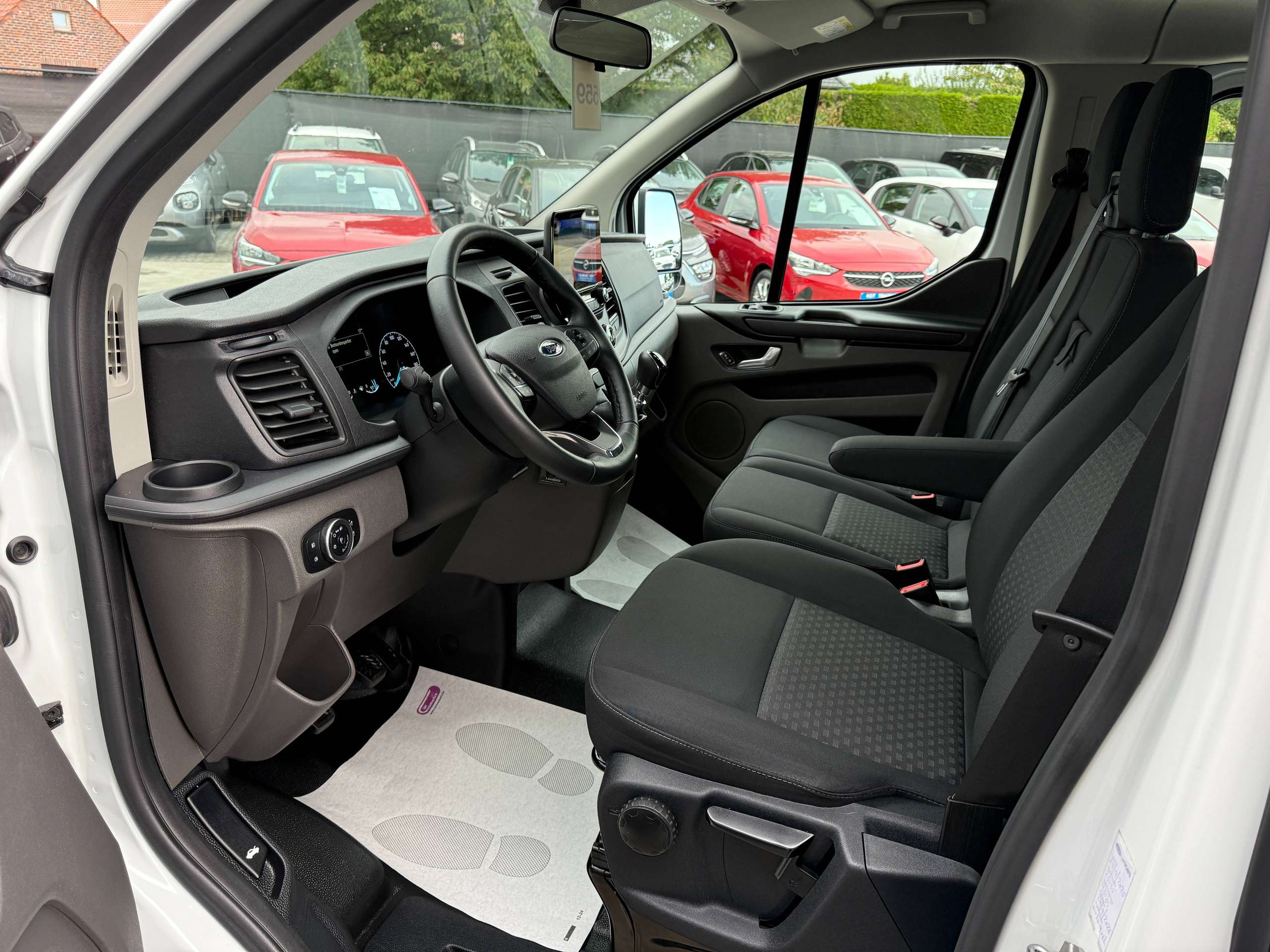 f176cb1a-5756-45f1-9f6f-26682725e85613-ford-transit-custom-2-0-tdci-9-zetels-navigatie-carplay-led-bluetooth-pdc-carpass-nieuwstaat.jpg
