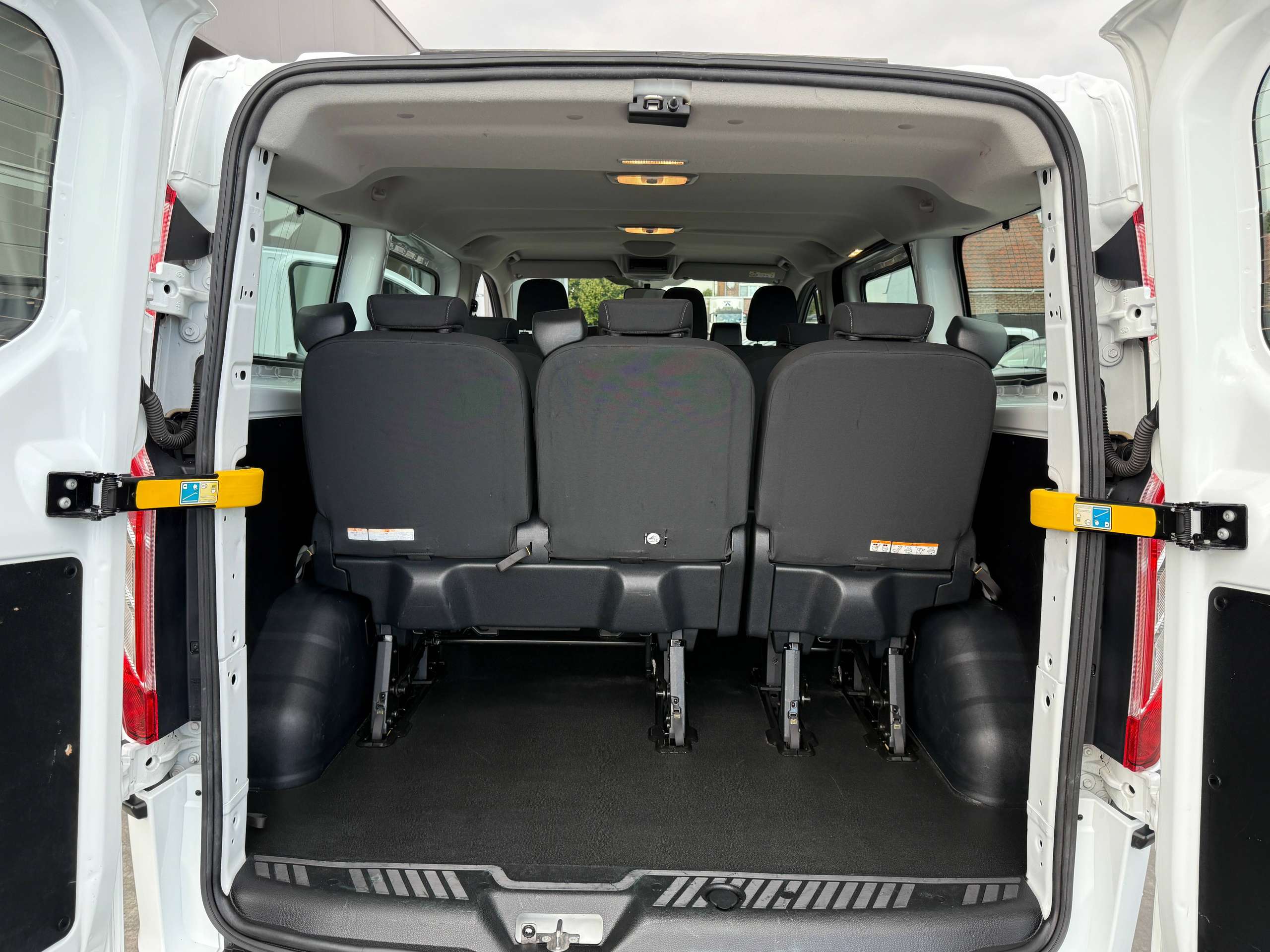 f176cb1a-5756-45f1-9f6f-26682725e85615-ford-transit-custom-2-0-tdci-9-zetels-navigatie-carplay-led-bluetooth-pdc-carpass-nieuwstaat.jpg