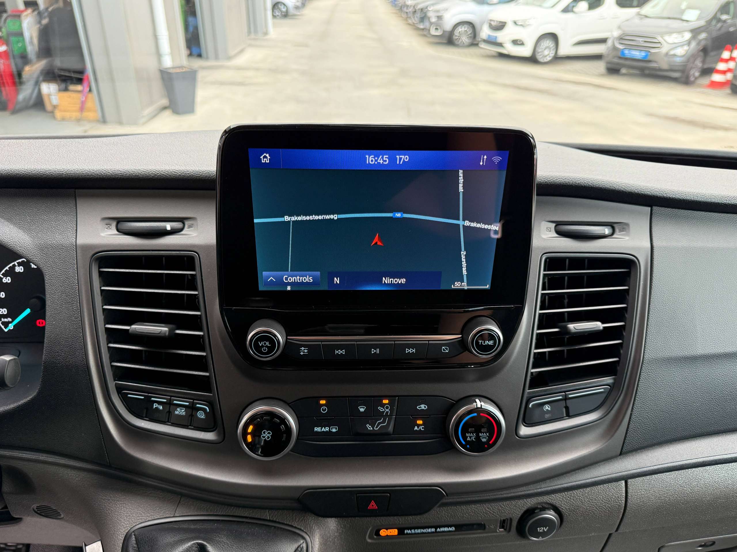 f176cb1a-5756-45f1-9f6f-26682725e85617-ford-transit-custom-2-0-tdci-9-zetels-navigatie-carplay-led-bluetooth-pdc-carpass-nieuwstaat.jpg