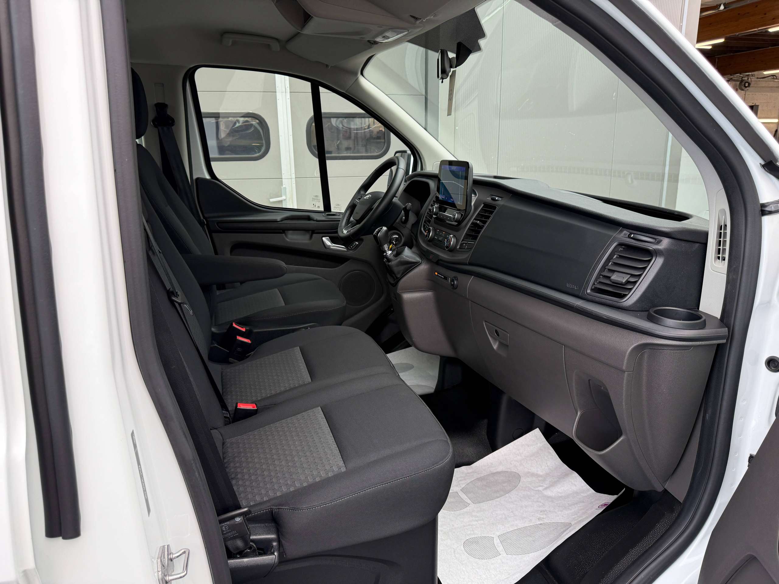 f176cb1a-5756-45f1-9f6f-26682725e85623-ford-transit-custom-2-0-tdci-9-zetels-navigatie-carplay-led-bluetooth-pdc-carpass-nieuwstaat.jpg