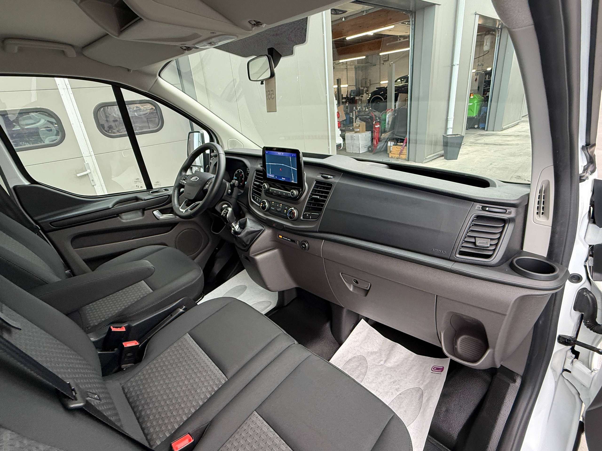 f176cb1a-5756-45f1-9f6f-26682725e85624-ford-transit-custom-2-0-tdci-9-zetels-navigatie-carplay-led-bluetooth-pdc-carpass-nieuwstaat.jpg