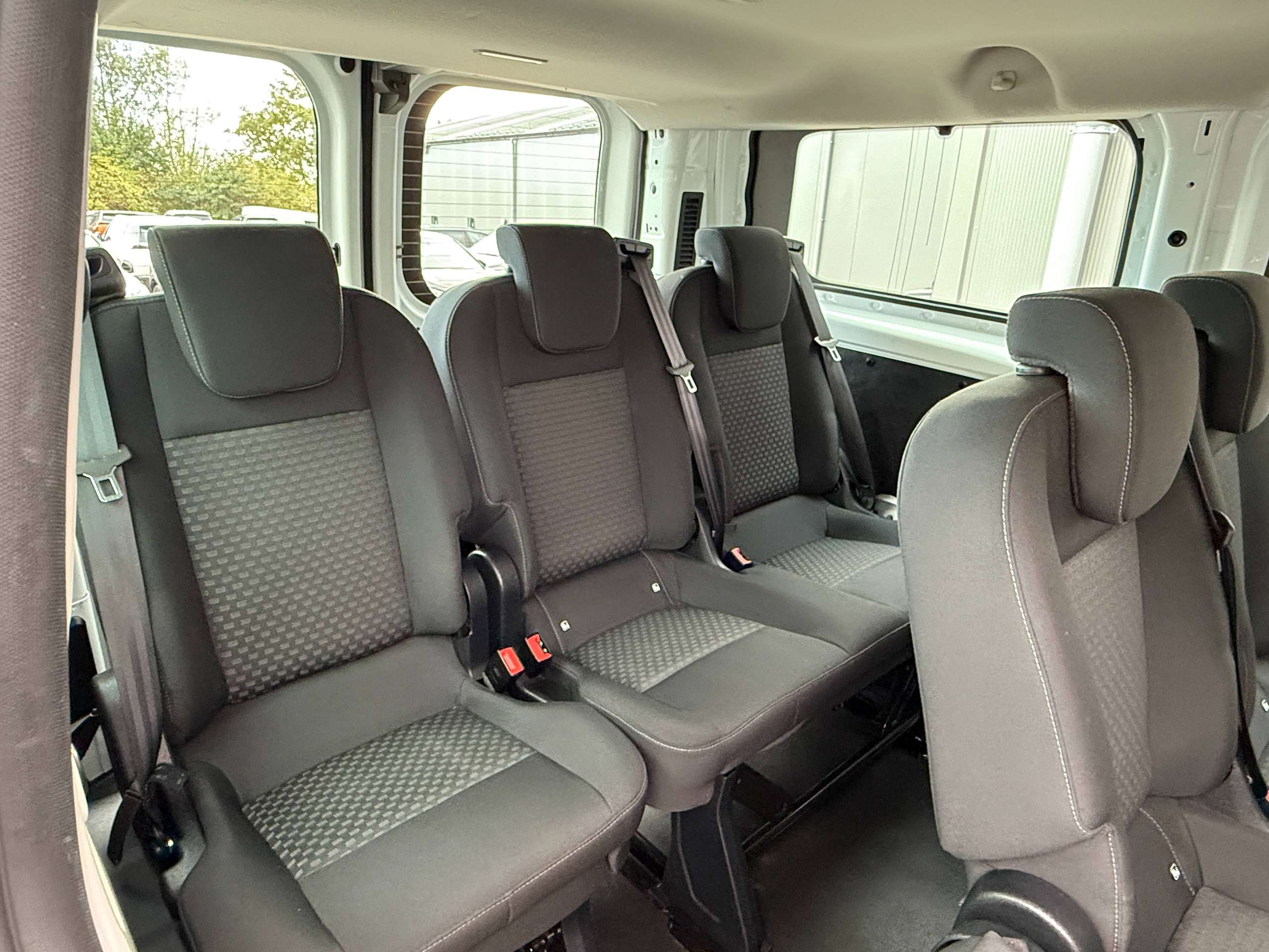 f176cb1a-5756-45f1-9f6f-26682725e85627-ford-transit-custom-2-0-tdci-9-zetels-navigatie-carplay-led-bluetooth-pdc-carpass-nieuwstaat.jpg