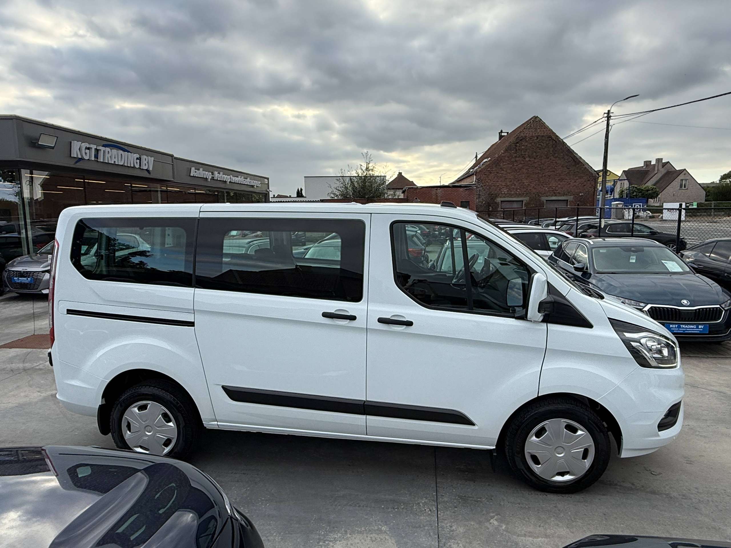 f176cb1a-5756-45f1-9f6f-26682725e8564-ford-transit-custom-2-0-tdci-9-zetels-navigatie-carplay-led-bluetooth-pdc-carpass-nieuwstaat.jpg