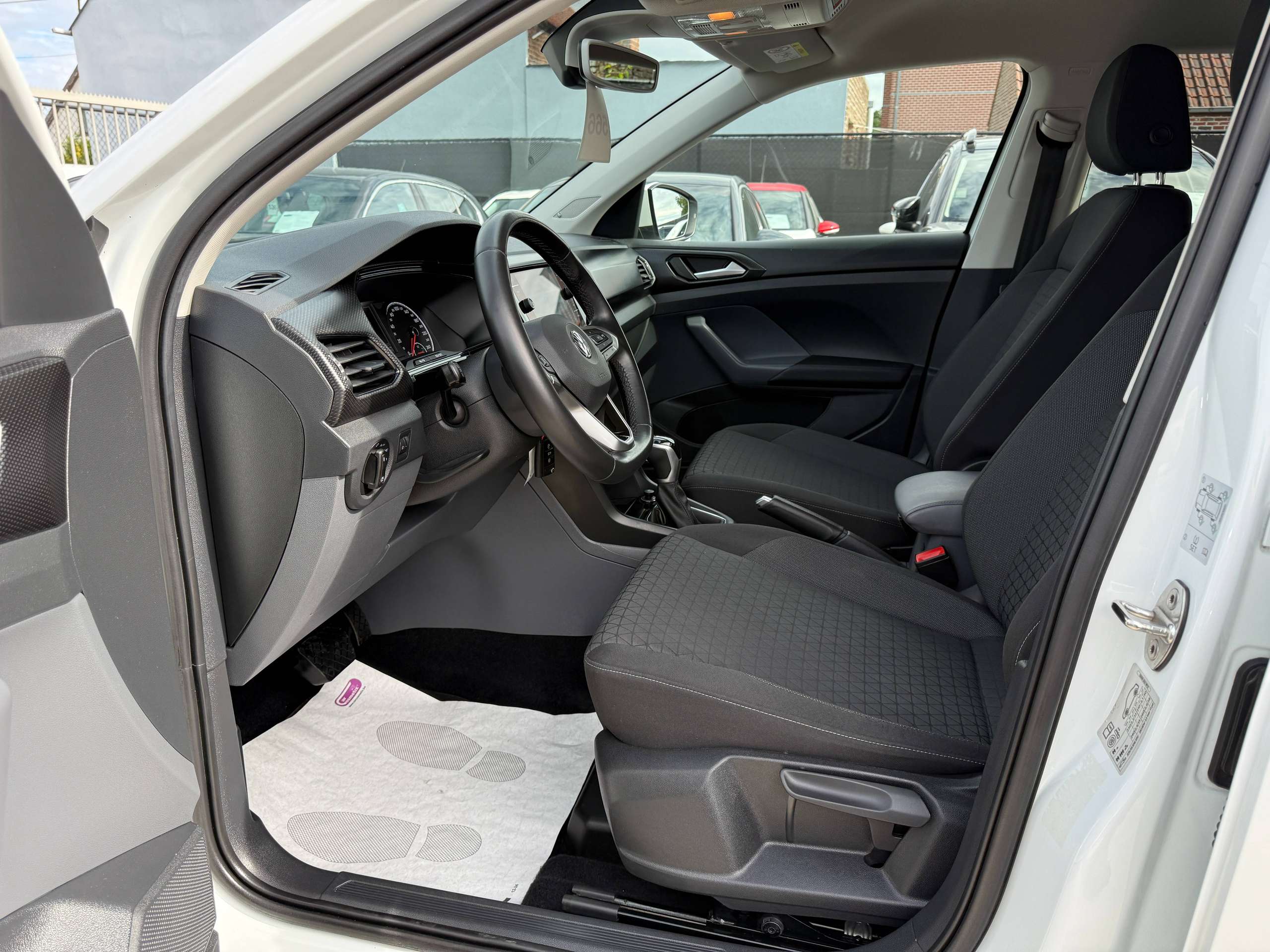 f197f1cf-13ca-44be-866b-6d08847d7b2b13-volkswagen-t-cross-1-5-tsi-150pk-dsg-automaat-r-line-beats-soundsysteem-carplay-pdc-alu.jpg