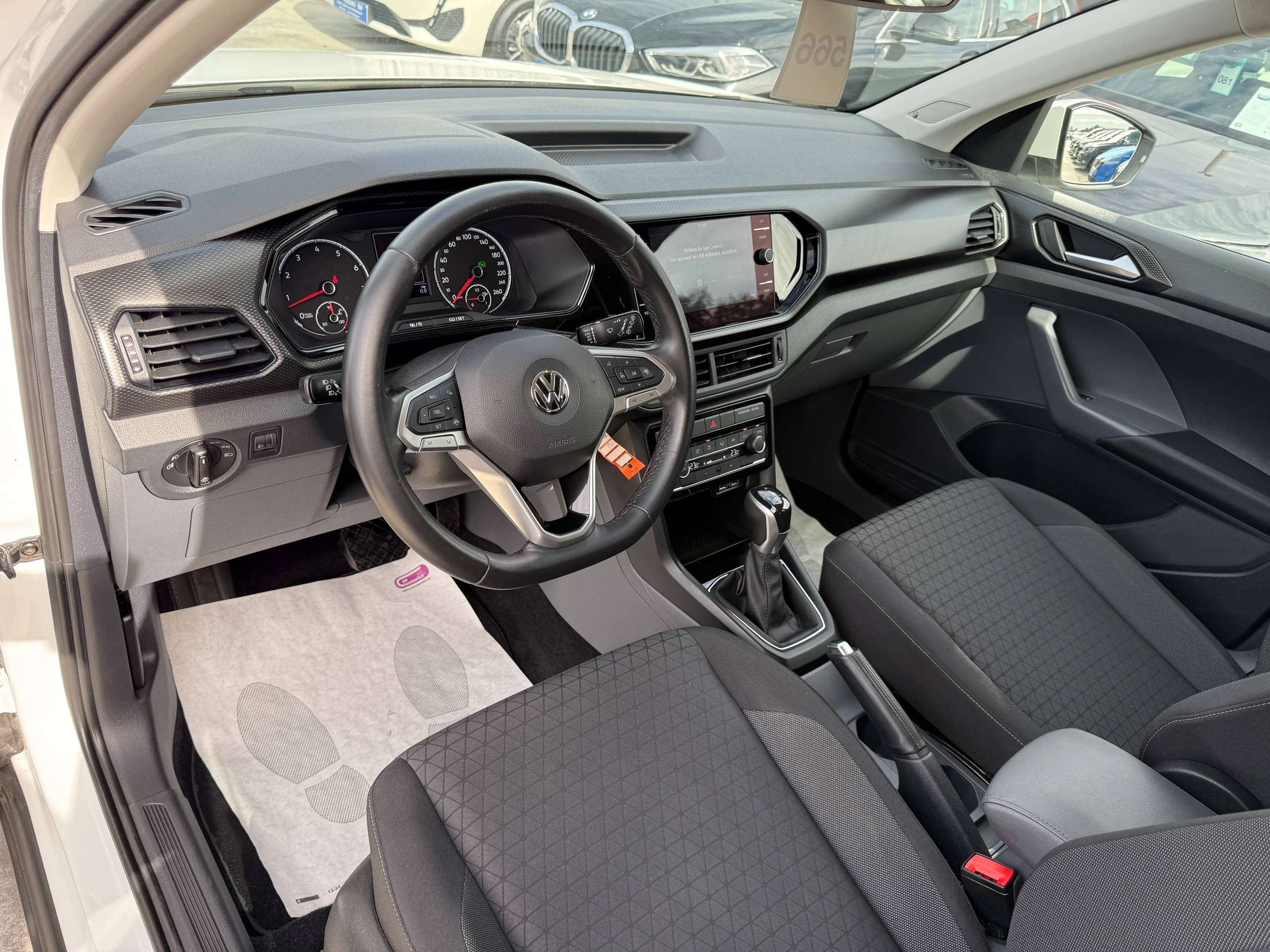 f197f1cf-13ca-44be-866b-6d08847d7b2b14-volkswagen-t-cross-1-5-tsi-150pk-dsg-automaat-r-line-beats-soundsysteem-carplay-pdc-alu.jpg