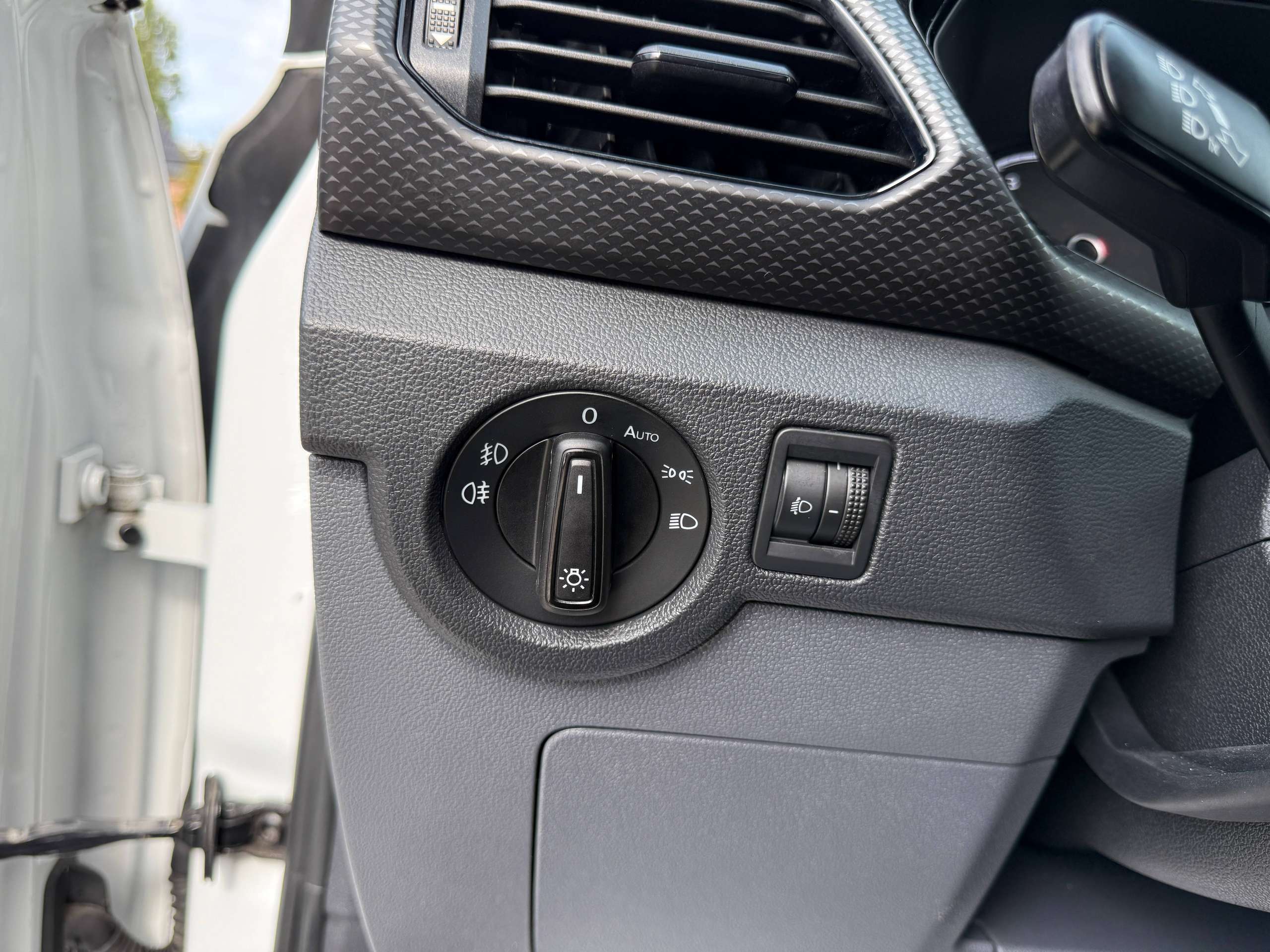 f197f1cf-13ca-44be-866b-6d08847d7b2b17-volkswagen-t-cross-1-5-tsi-150pk-dsg-automaat-r-line-beats-soundsysteem-carplay-pdc-alu.jpg