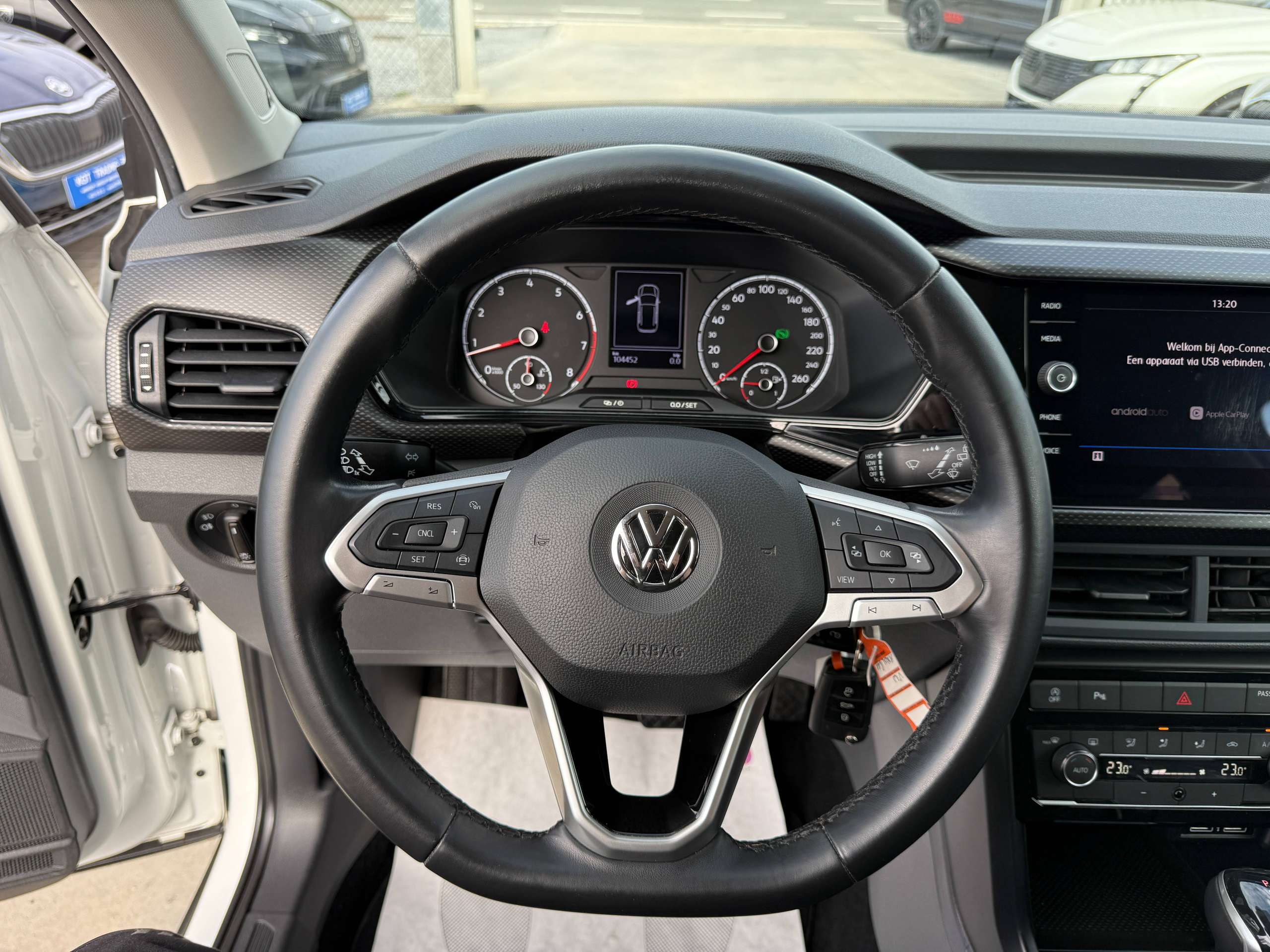 f197f1cf-13ca-44be-866b-6d08847d7b2b19-volkswagen-t-cross-1-5-tsi-150pk-dsg-automaat-r-line-beats-soundsysteem-carplay-pdc-alu.jpg