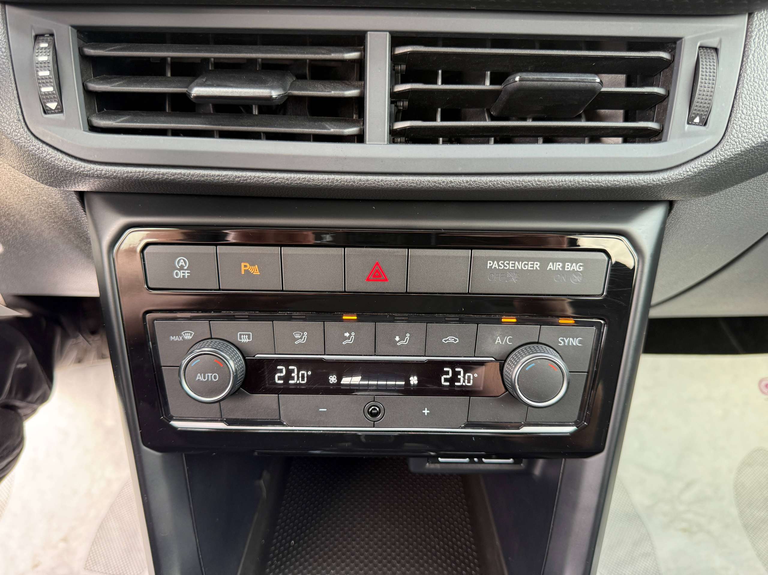f197f1cf-13ca-44be-866b-6d08847d7b2b23-volkswagen-t-cross-1-5-tsi-150pk-dsg-automaat-r-line-beats-soundsysteem-carplay-pdc-alu.jpg