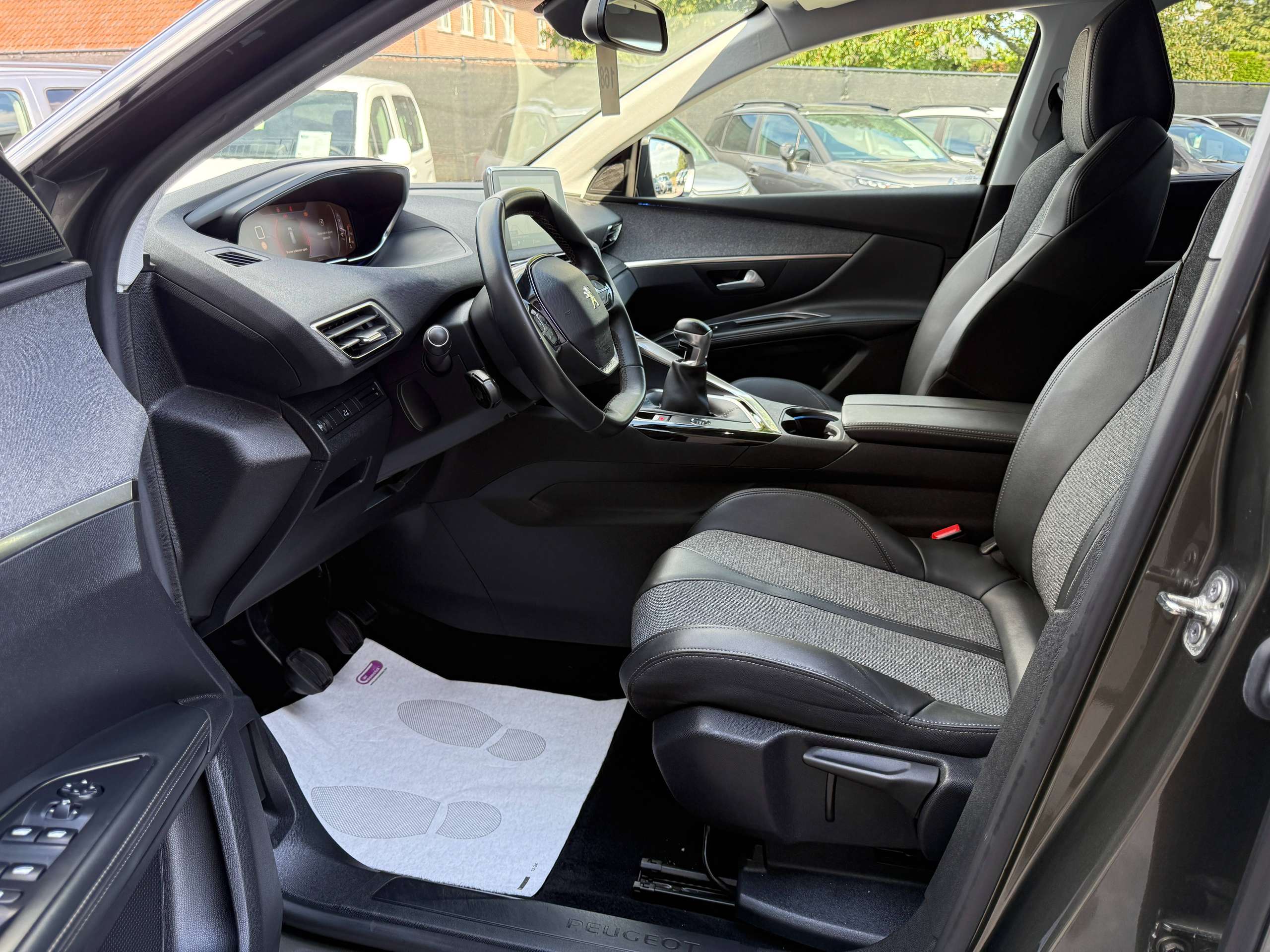 f874540f-257d-4293-b188-4f9145fff14c12-peugeot-5008-1-2i-130pk-7-zetels-navigatie-leder-camera-carplay-dab-pdc.jpg