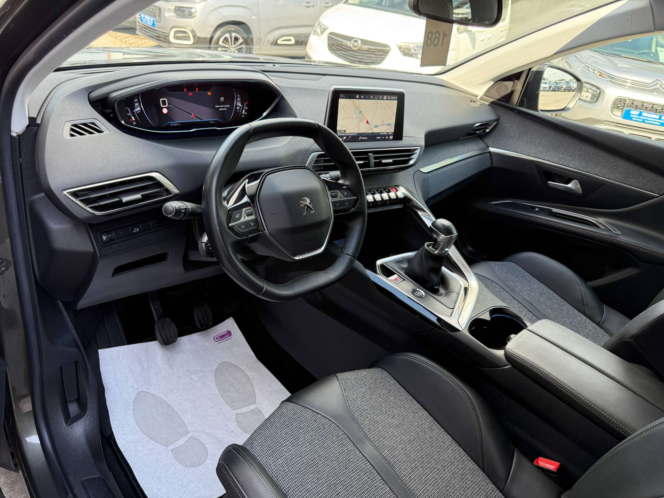 f874540f-257d-4293-b188-4f9145fff14c13-peugeot-5008-1-2i-130pk-7-zetels-navigatie-leder-camera-carplay-dab-pdc.jpg