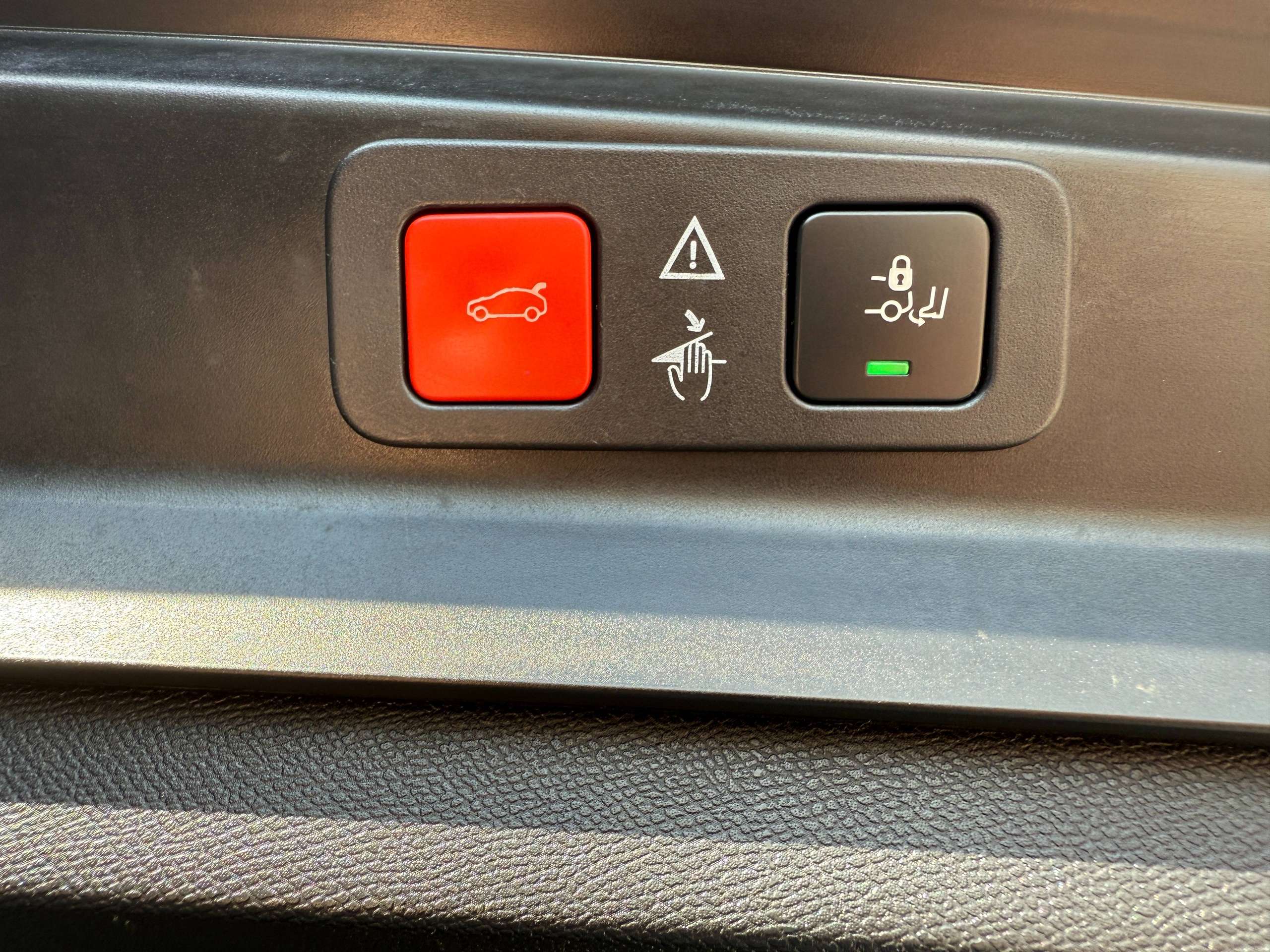 f874540f-257d-4293-b188-4f9145fff14c17-peugeot-5008-1-2i-130pk-7-zetels-navigatie-leder-camera-carplay-dab-pdc.jpg
