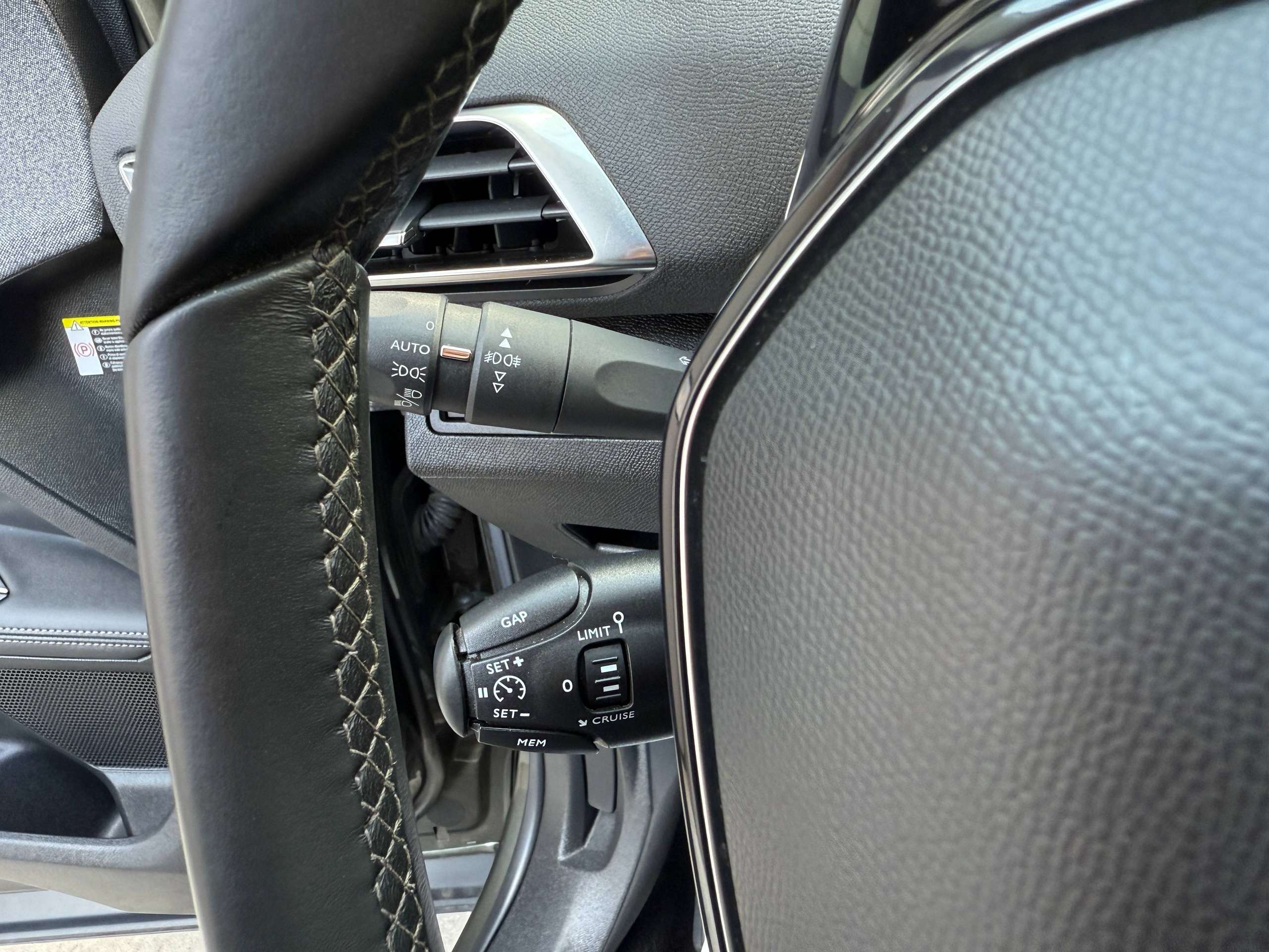 f874540f-257d-4293-b188-4f9145fff14c18-peugeot-5008-1-2i-130pk-7-zetels-navigatie-leder-camera-carplay-dab-pdc.jpg